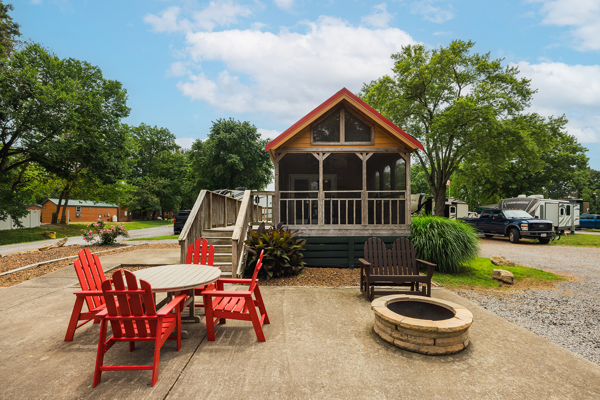 T01 - Deluxe Cabin, 1 Room with Loft (Full Bath with Shower) Accessible – Sleeps 6