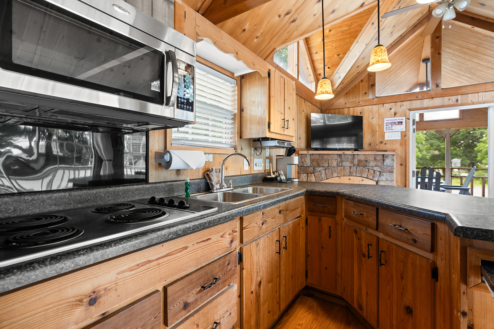 T01 - Deluxe Cabin, 1 Room with Loft (Full Bath with Shower) Accessible – Sleeps 6