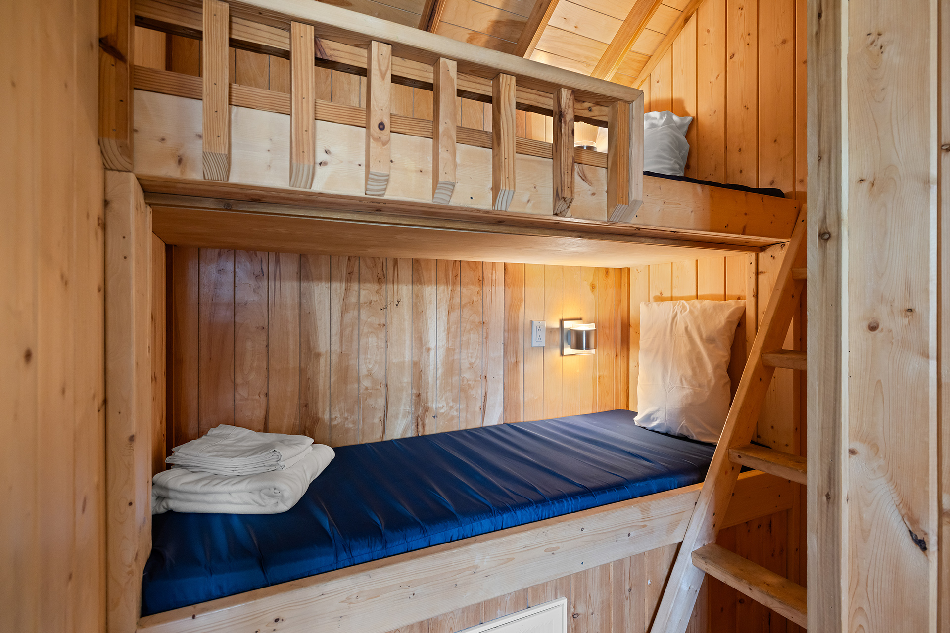 Z15 - Deluxe Cabin, 1 Room with Patio (Full Bath with Tub & Shower) – Sleeps 6