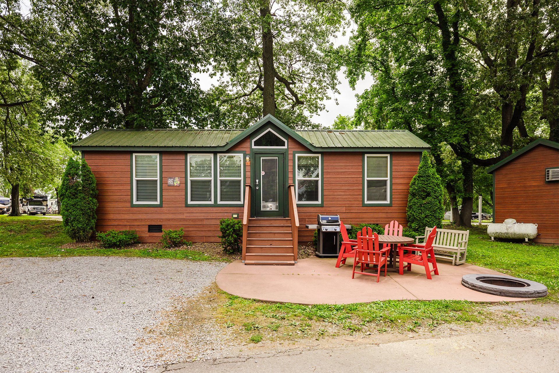 R06 - Deluxe Cabin, 2 Room (Full Bath with Tub & Shower) – Sleeps 8