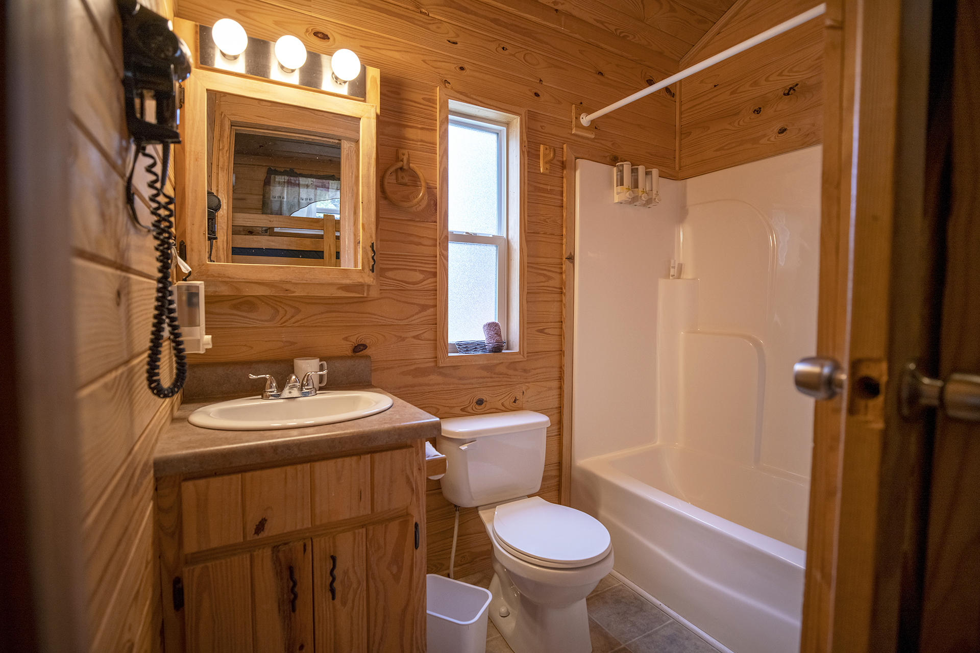 DC X10 (507) - Deluxe Cabin, 1 Room, Q+BB - Sleeps 6