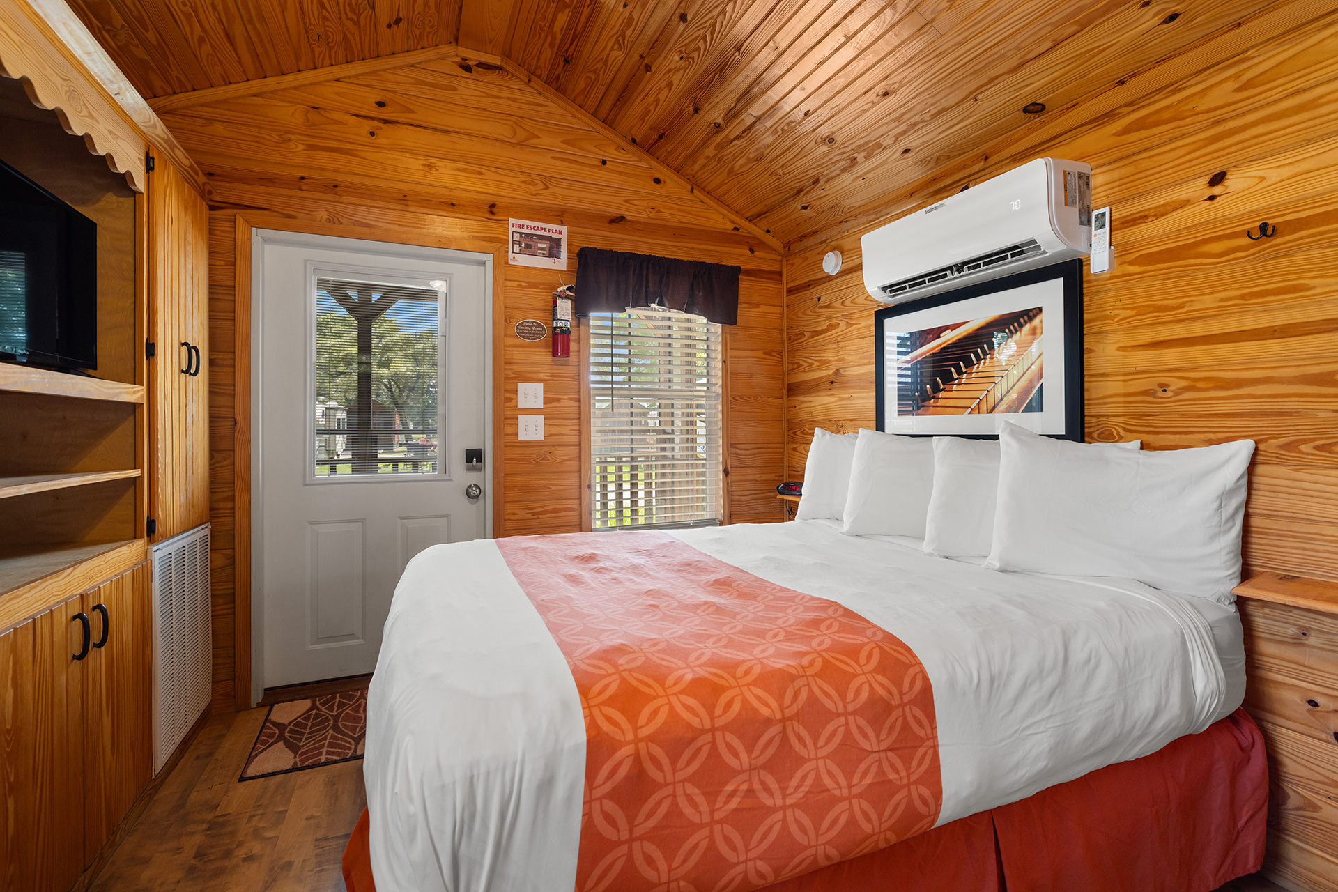 X11 - Deluxe Cabin, Studio with KOA Patio® (Full Bath with Tub & Shower) – Sleeps 4