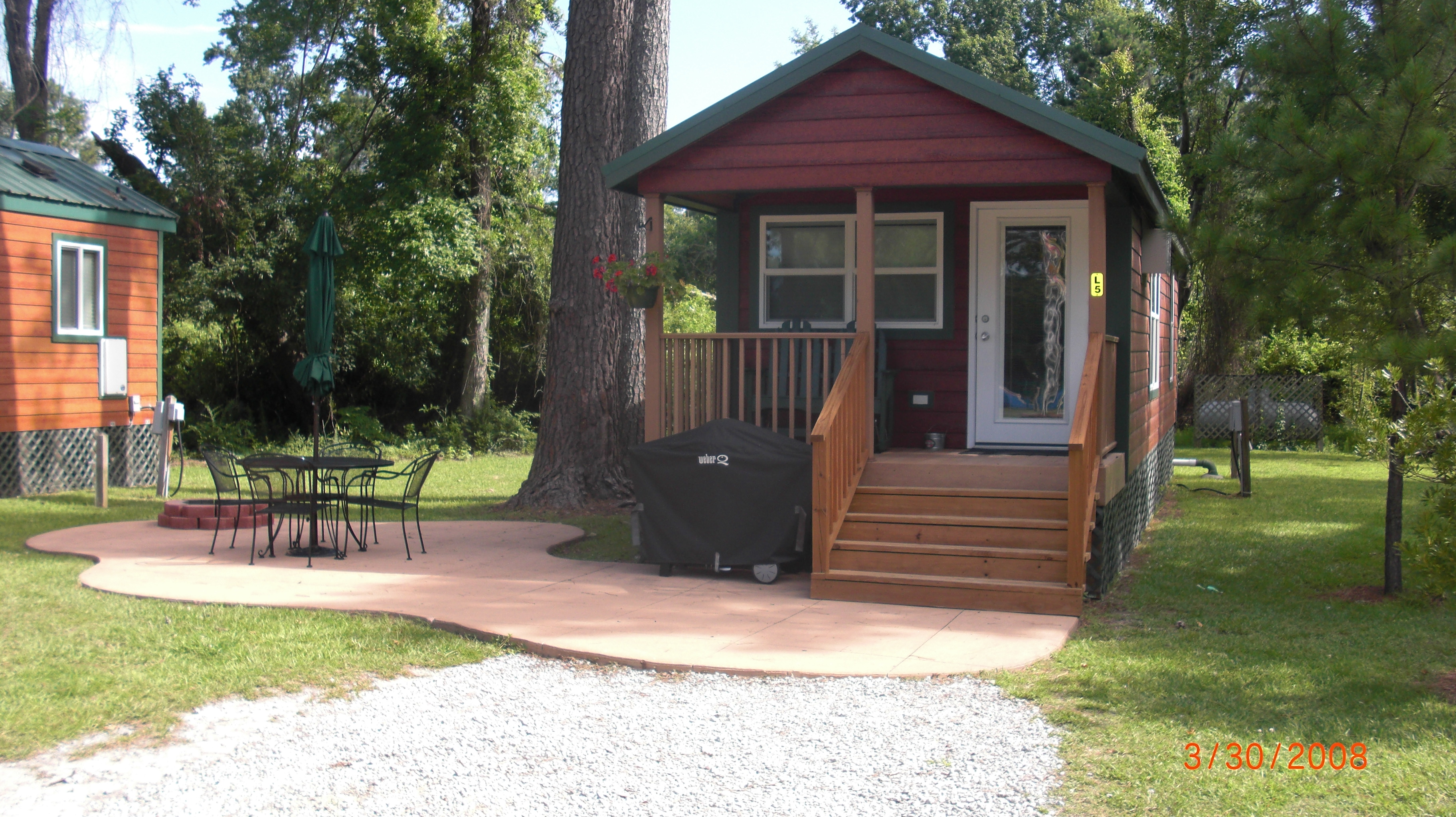 Deluxe Cabin (Full Bath with Shower), KOA Patio ® Pictures New Bern KOA Holiday Campground