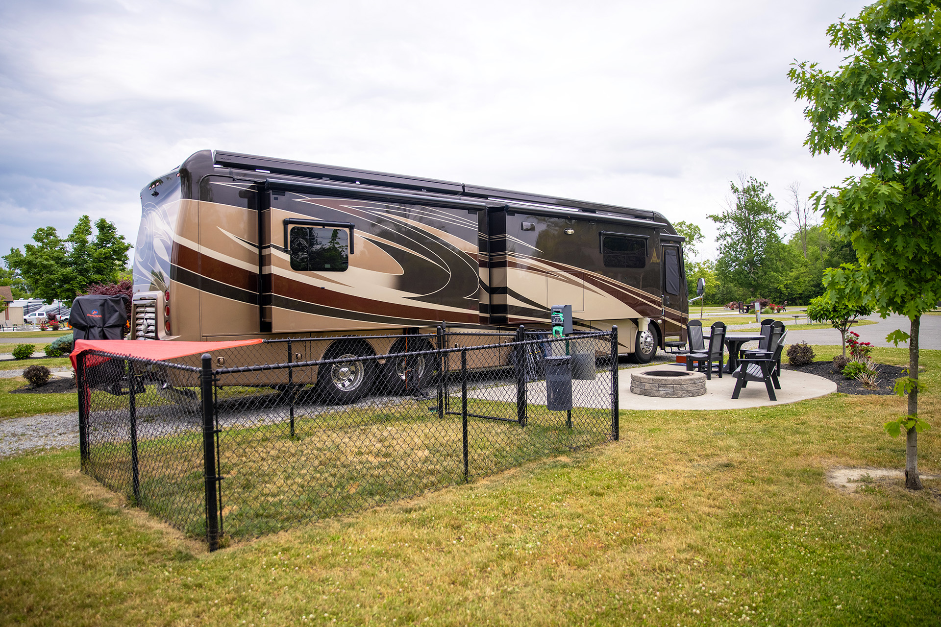 RV - A53, Pull-Thru 50/30 AMPS FHU KOA Patio® with KOA Paw Pen