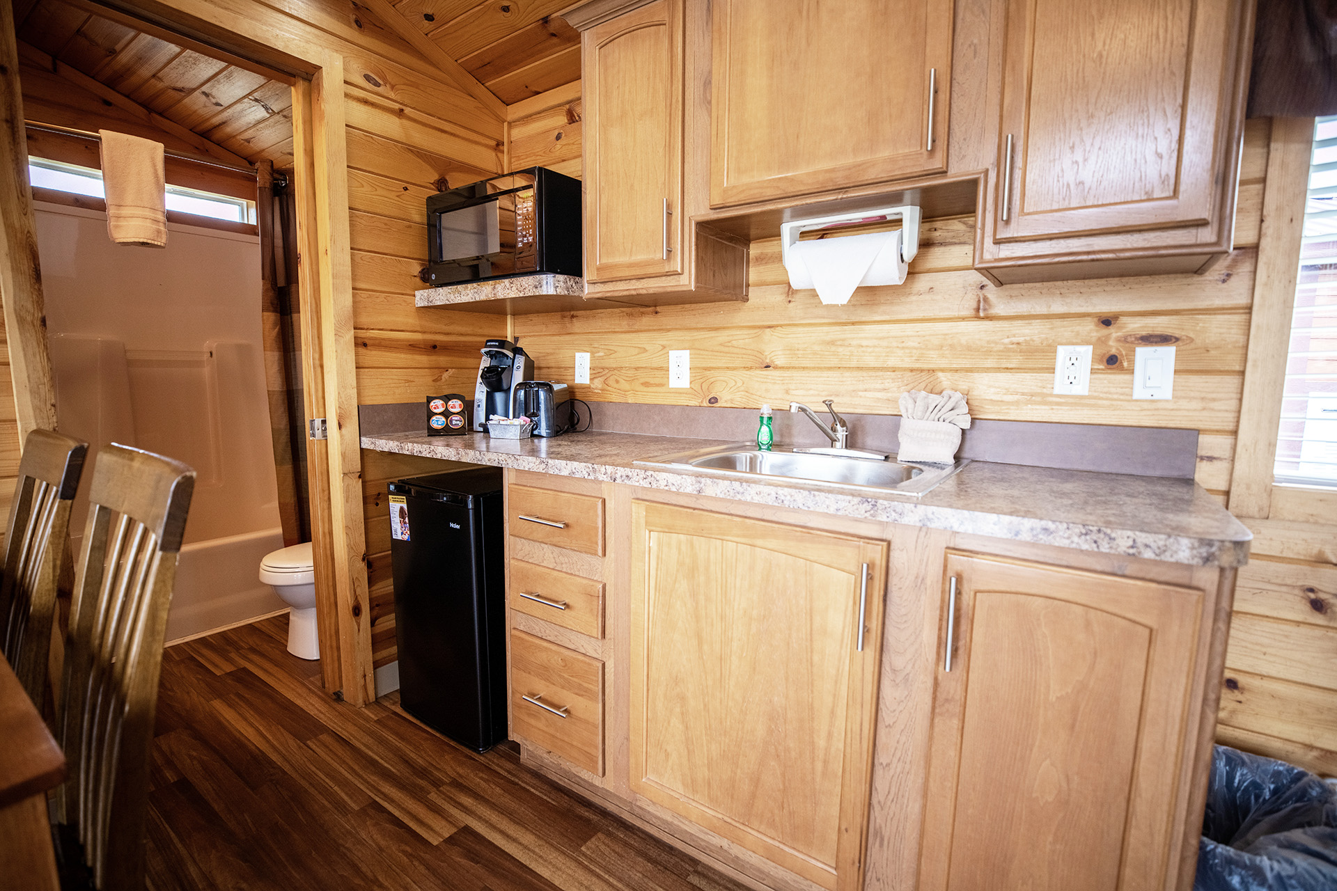 C47 - Deluxe Cabin, 2 Room Near Rec & Pool (Full Bath with Tub & Shower) - Sleeps 6