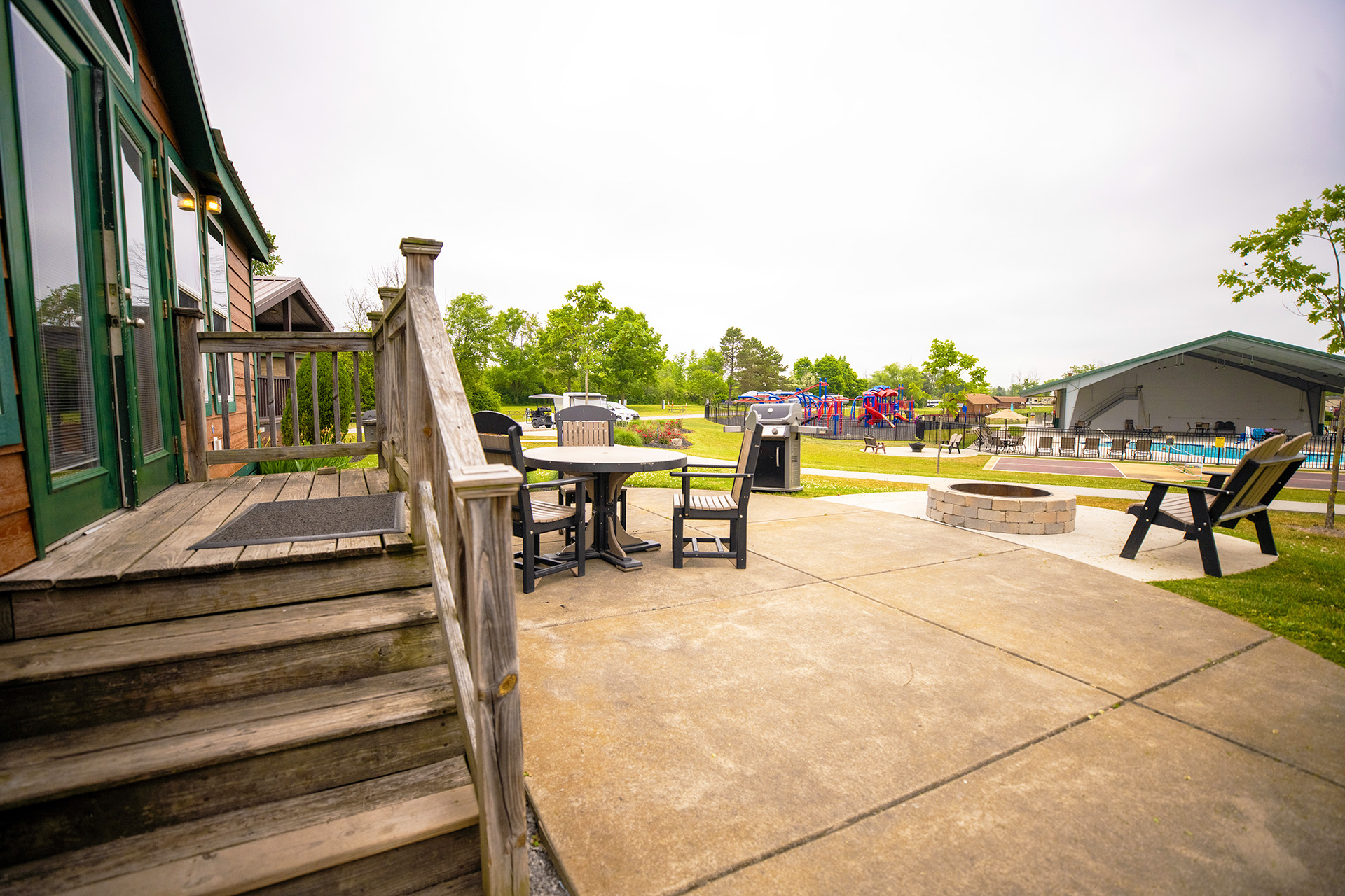 C47 - Deluxe Cabin, 2 Room Near Rec & Pool (Full Bath with Tub & Shower) - Sleeps 6