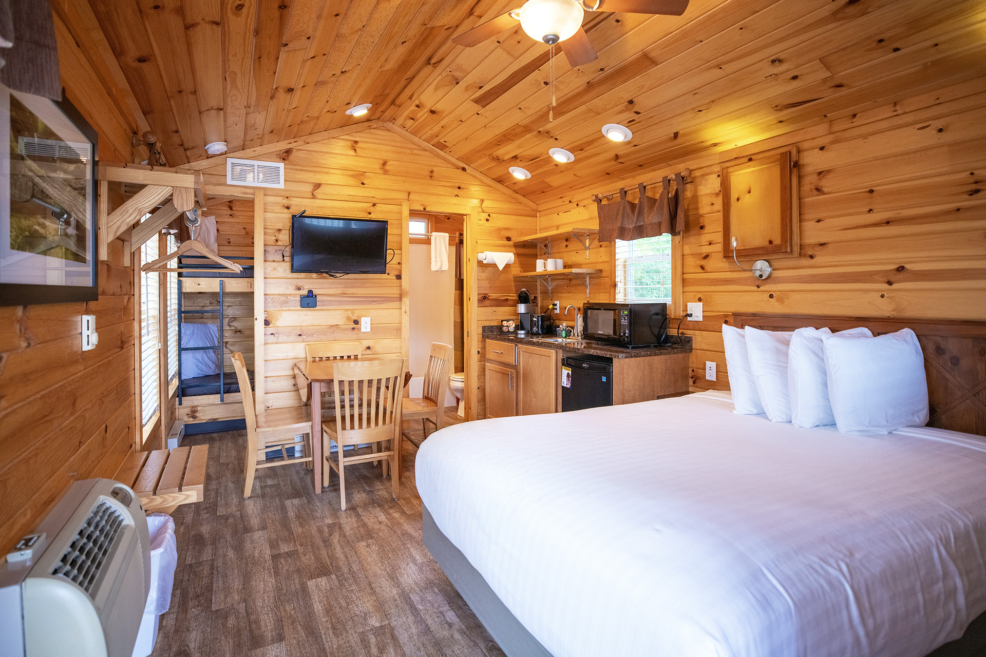 C58 - Deluxe Cabin, Studio (Full Bath with Tub & Shower) - Sleeps 4