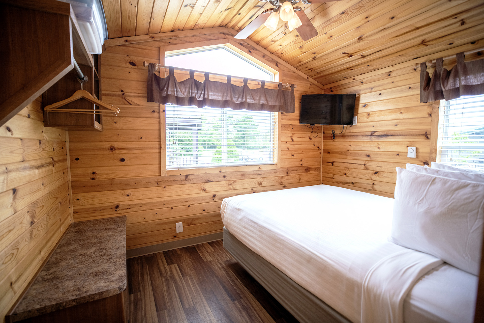 C47 - Deluxe Cabin, 2 Room Near Rec & Pool (Full Bath with Tub & Shower) - Sleeps 6