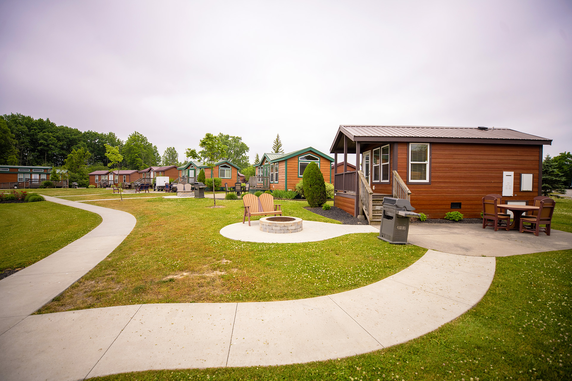 C47 - Deluxe Cabin, 2 Room Near Rec & Pool (Full Bath with Tub & Shower) - Sleeps 6