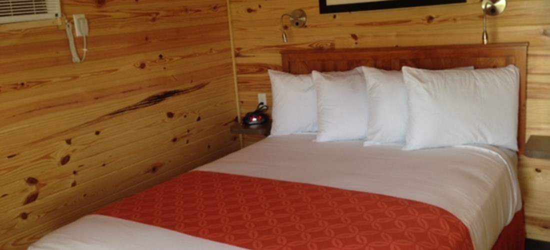 KL7 2 Bedroom Deluxe Cabin with 2 Queen Beds