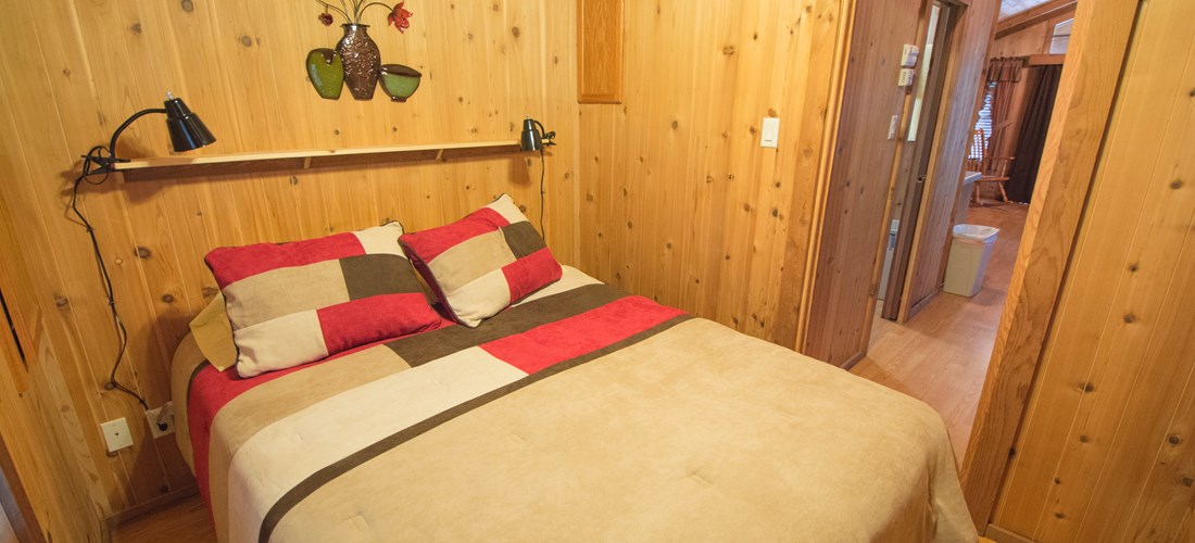 Lodge Bedroom w/ Queen Bed