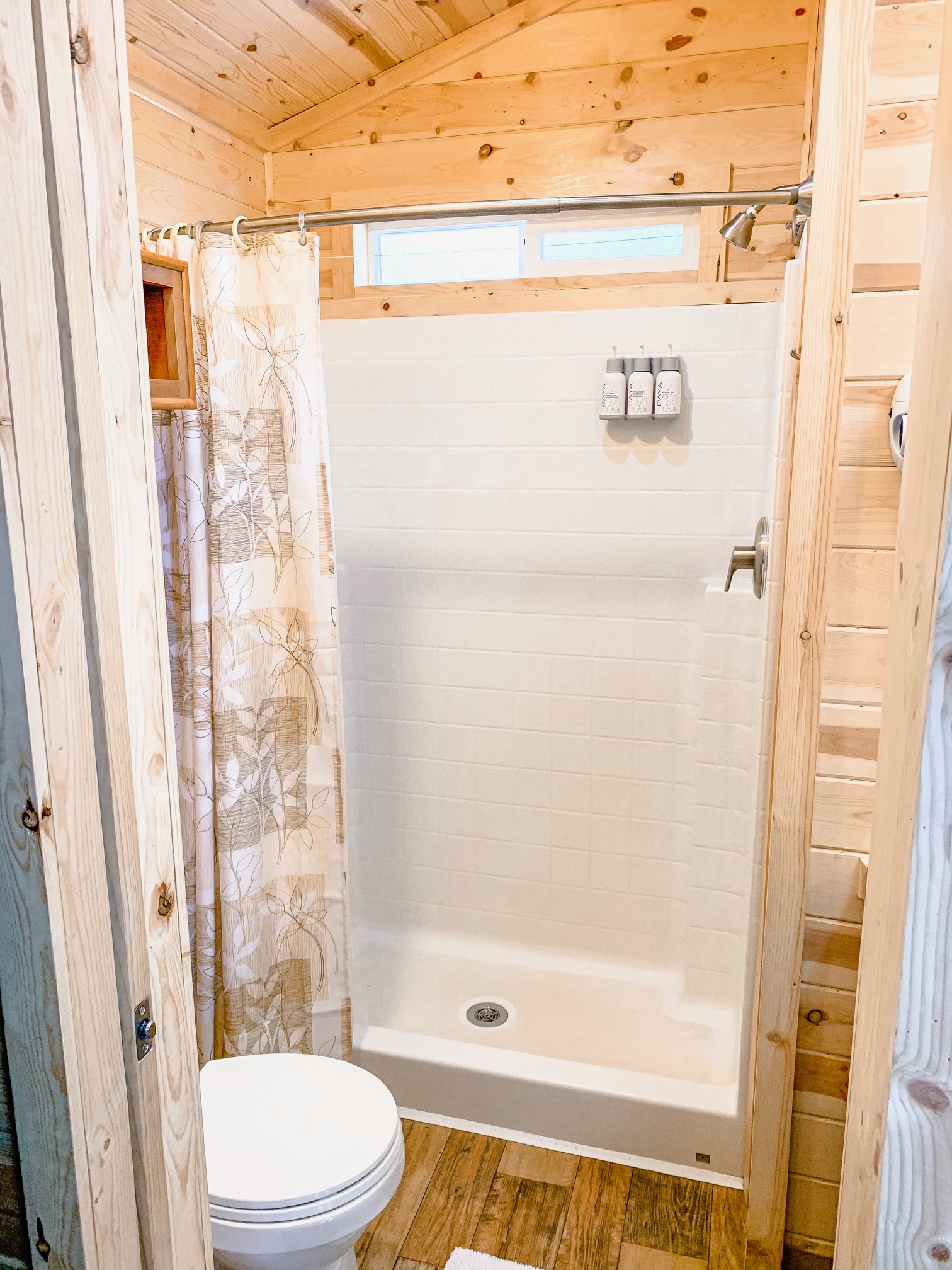 Studio Deluxe Cabin shower