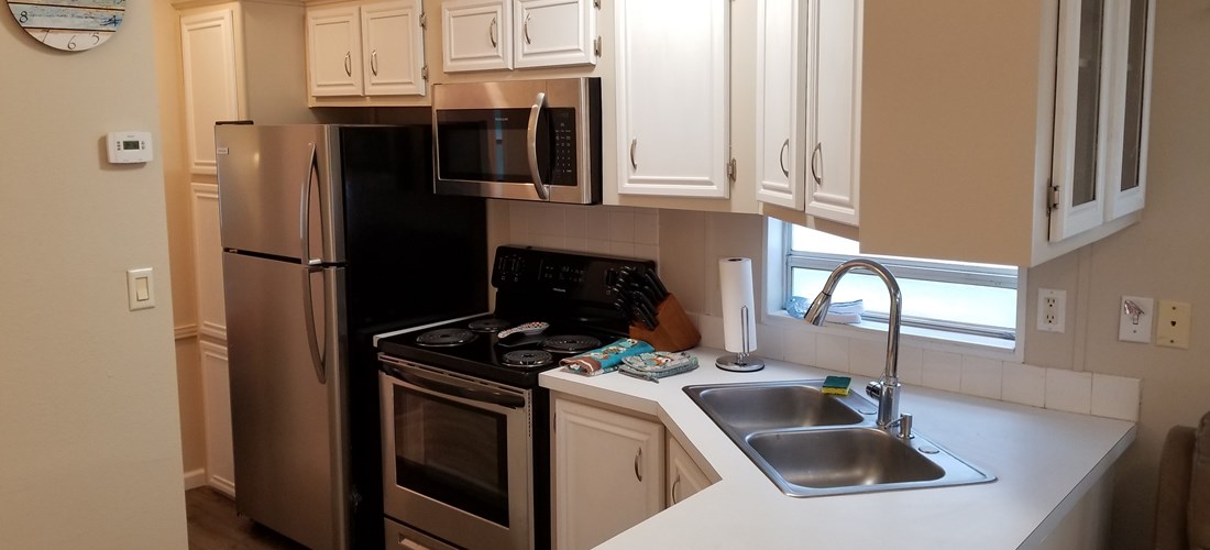 Park model deluxe 2 bdrm kitchen
