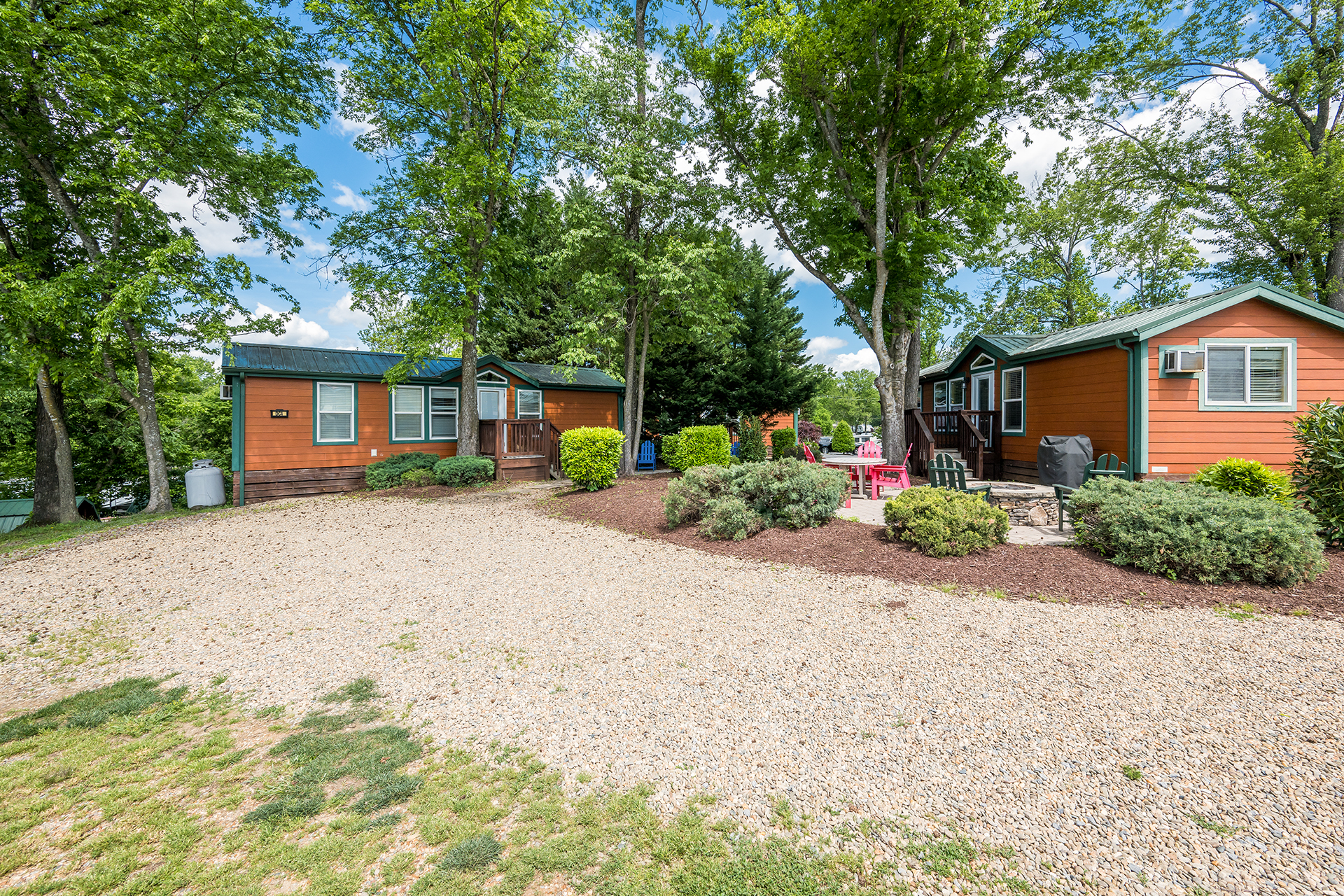 DC5_Deluxe Cabin, 2RM with KOA Patio® Near Pool & Rec (Full Bath with Tub & Shower) – Sleeps 6