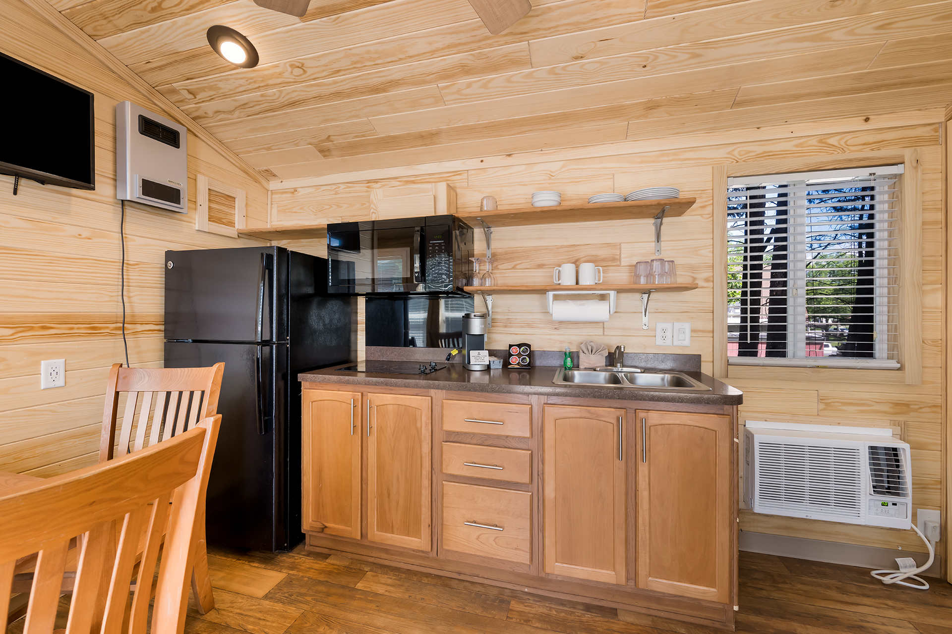 DC5_Deluxe Cabin, 2RM with KOA Patio® Near Pool & Rec (Full Bath with Tub & Shower) – Sleeps 6