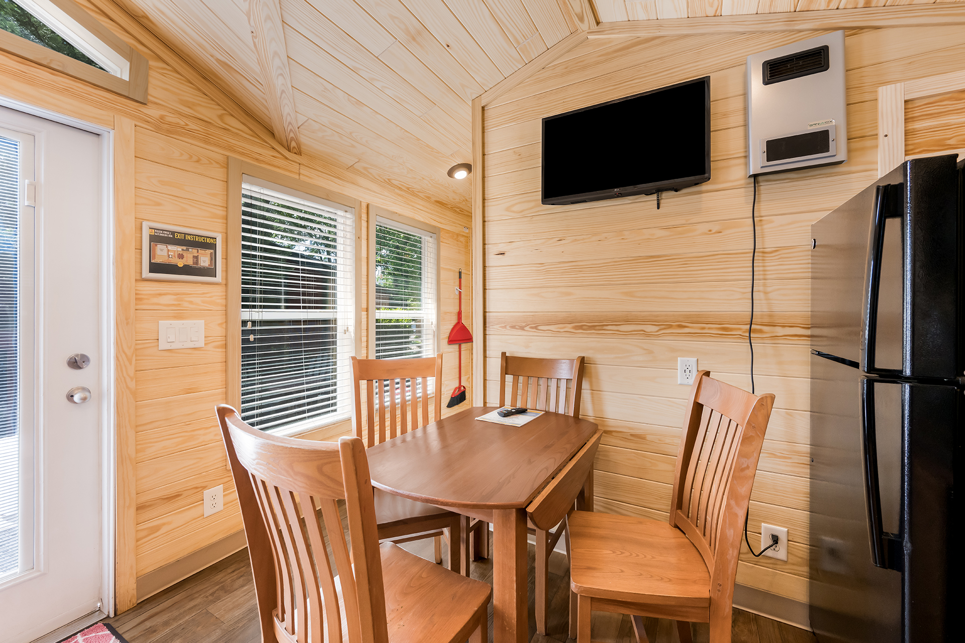 DC5_Deluxe Cabin, 2RM with KOA Patio® Near Pool & Rec (Full Bath with Tub & Shower) – Sleeps 6
