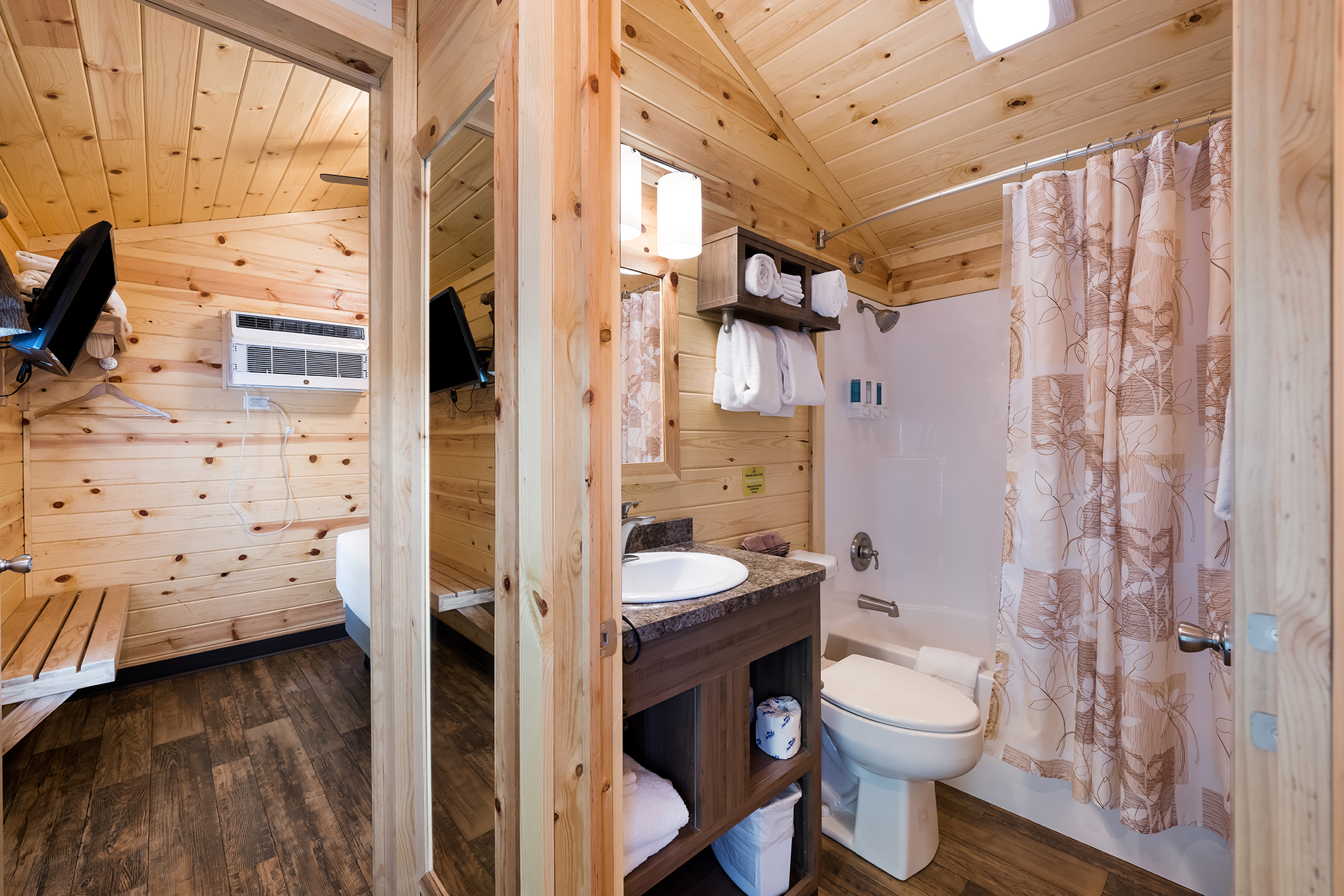 DC314_Deluxe Cabin, 2RM with KOA Patio® (Full Bath & Half Bath) – Sleeps 8