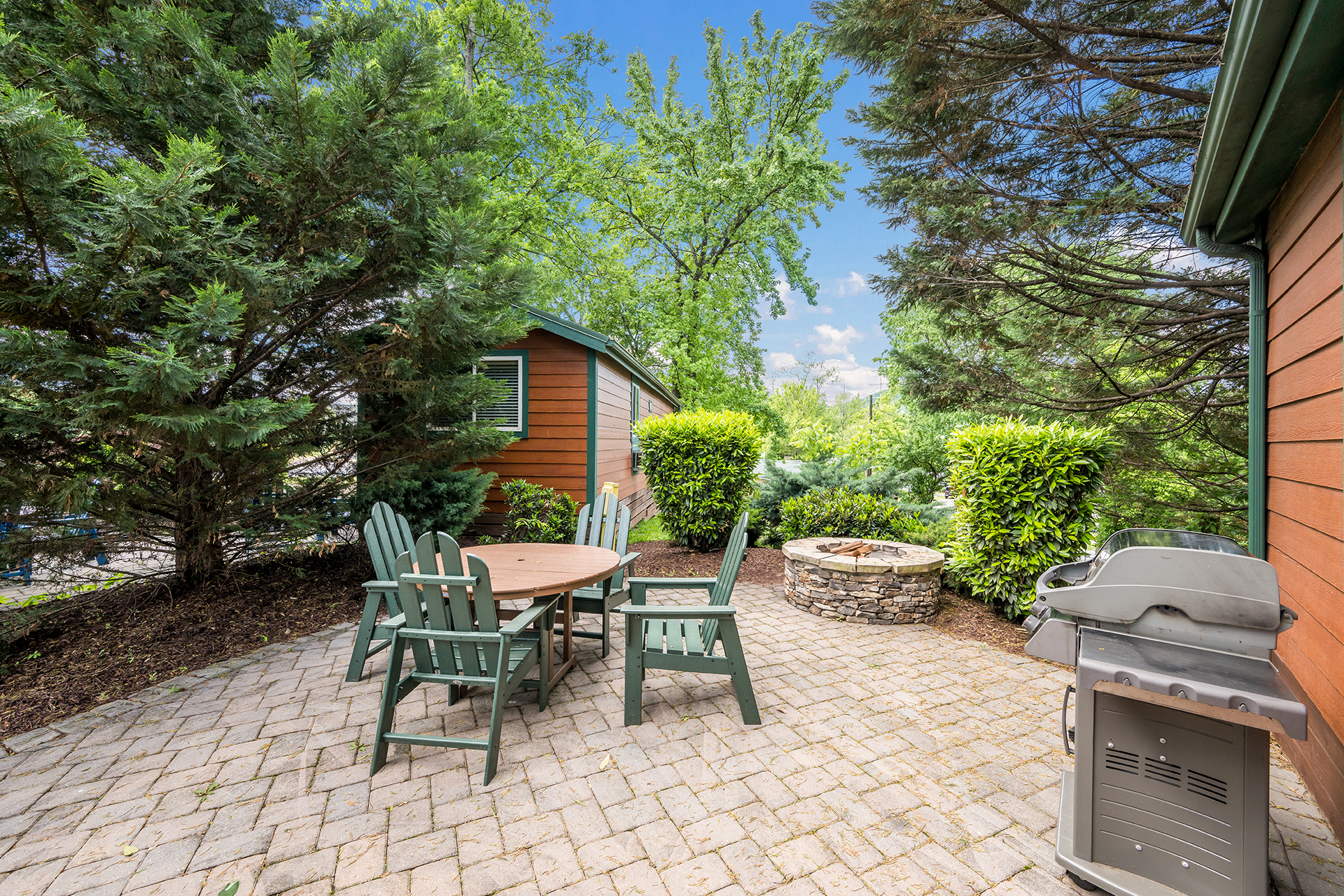 DC5_Deluxe Cabin, 2RM with KOA Patio® Near Pool & Rec (Full Bath with Tub & Shower) – Sleeps 6