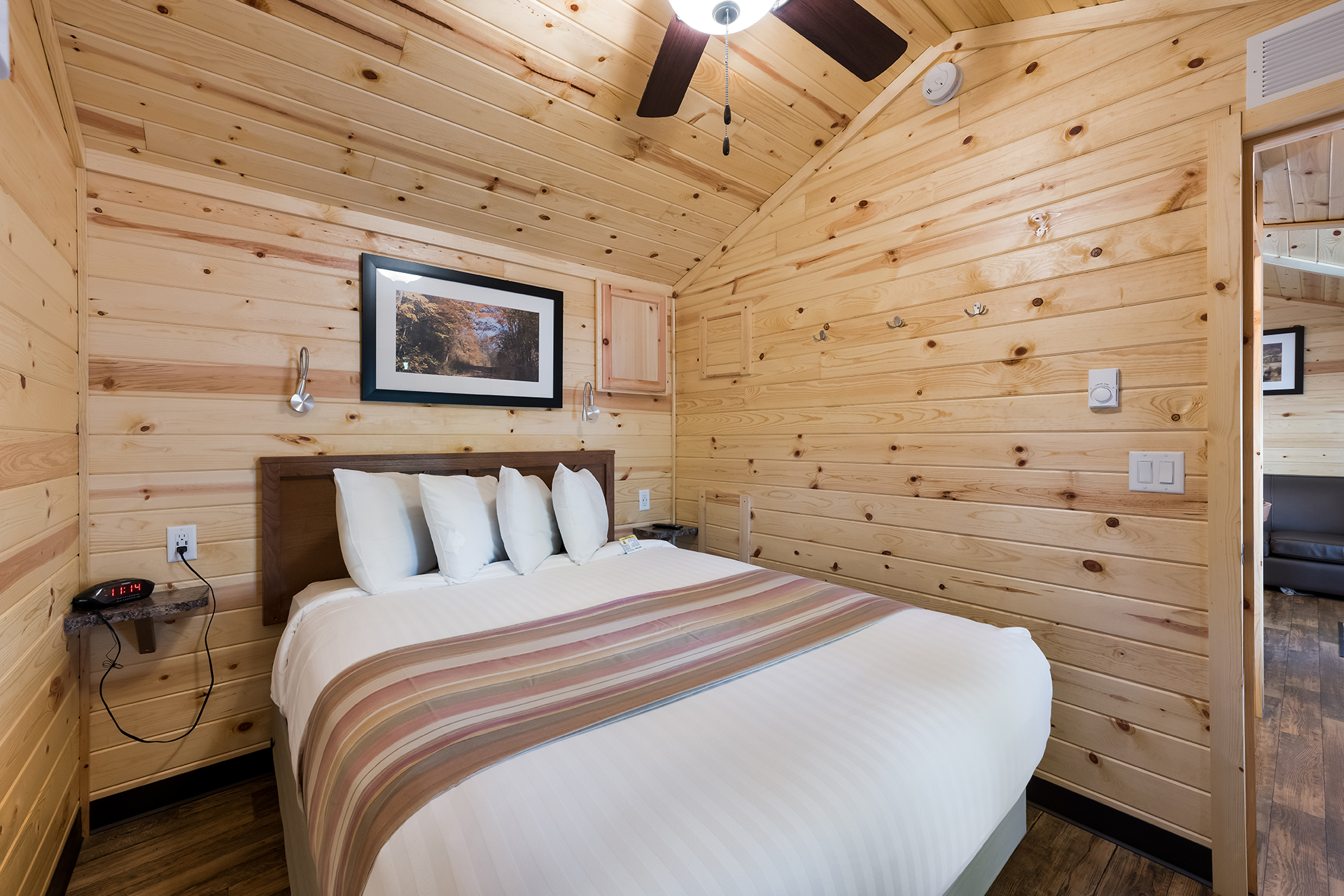DC11_Deluxe Cabin, 2RM Near Rec (Full Bath with Tub & Shower) - Sleeps 8