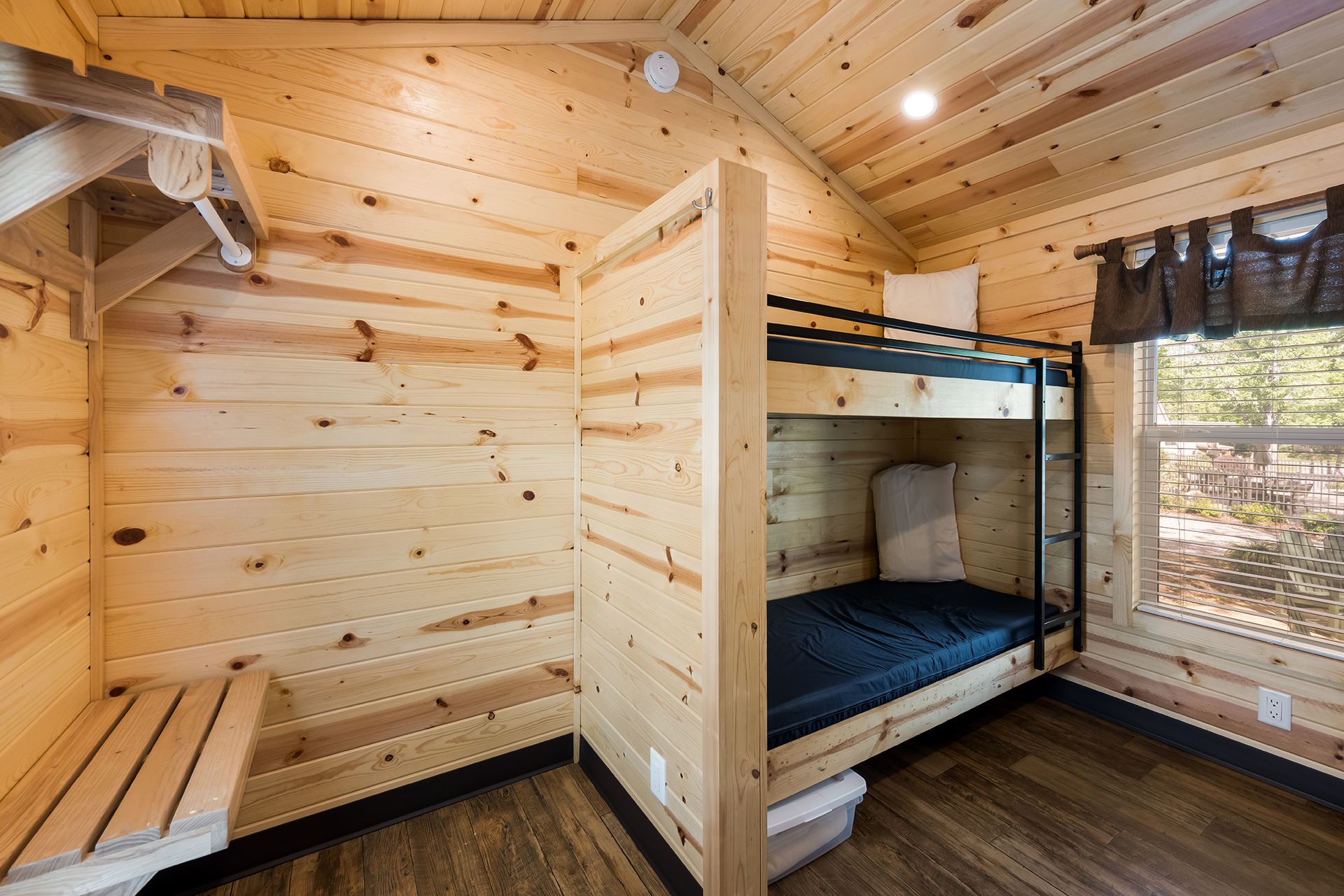 DC11_Deluxe Cabin, 2RM Near Rec (Full Bath with Tub & Shower) - Sleeps 8
