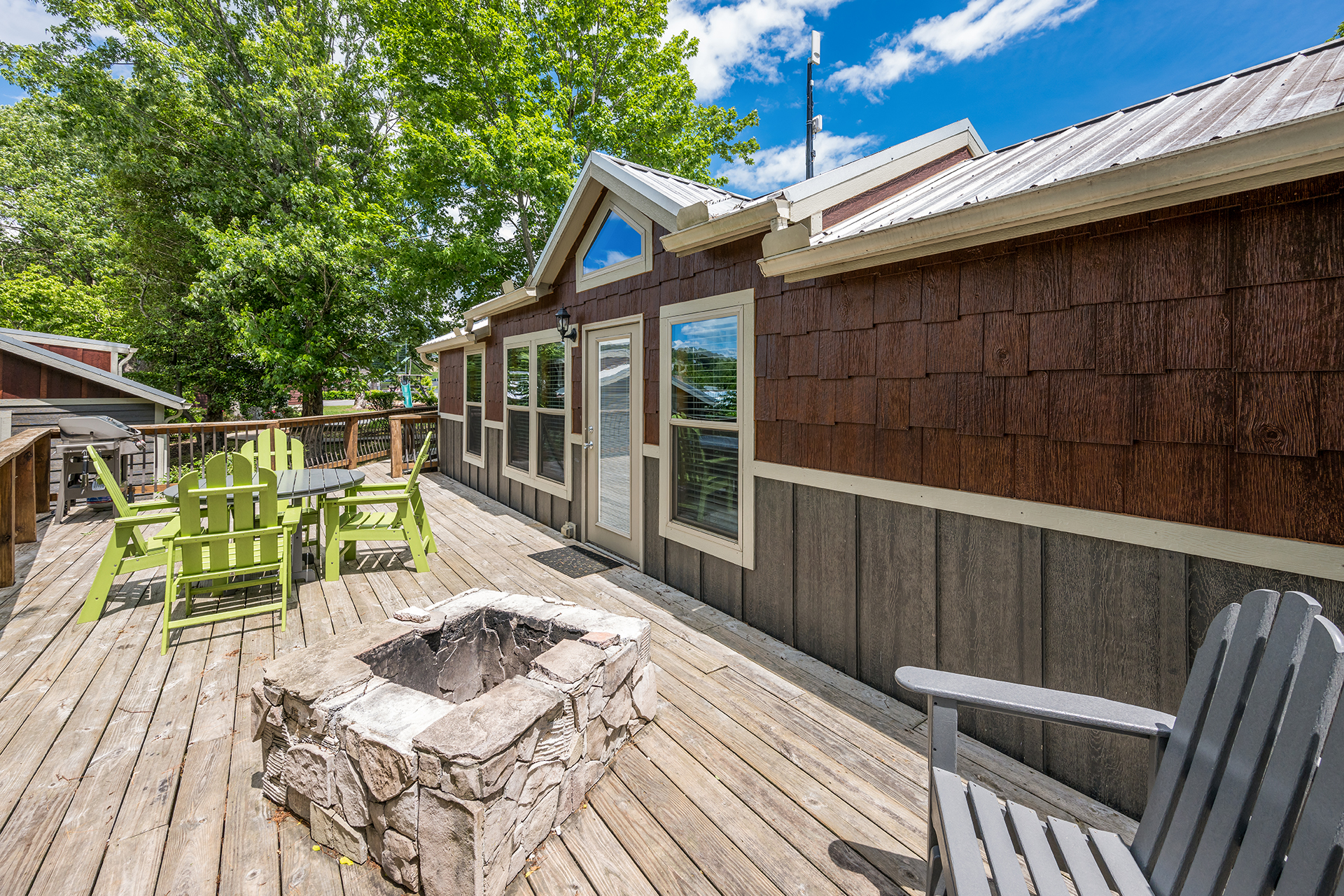DC314_Deluxe Cabin, 2RM with KOA Patio® (Full Bath & Half Bath) – Sleeps 8