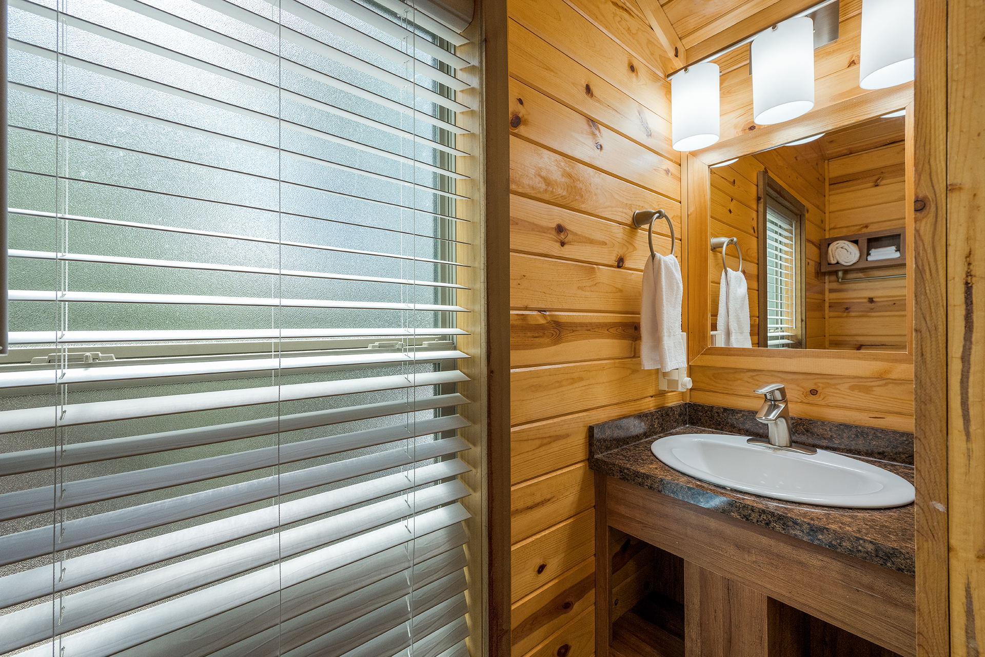 DC314_Deluxe Cabin, 2RM with KOA Patio® (Full Bath & Half Bath) – Sleeps 8