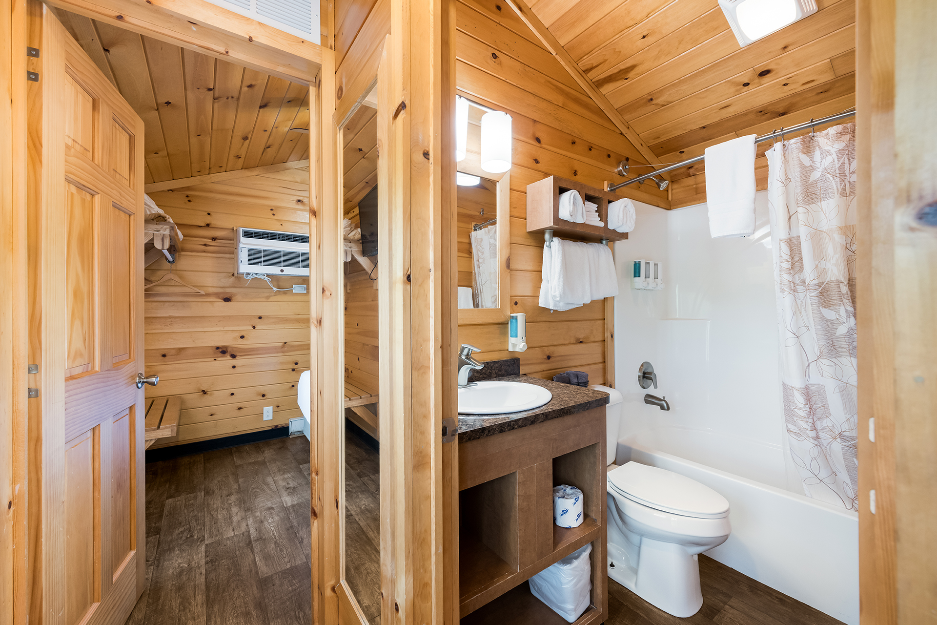 DC7_Deluxe Cabin, 2RM with Patio Near Rec (Full Bath & Half Bath) – Sleeps 6