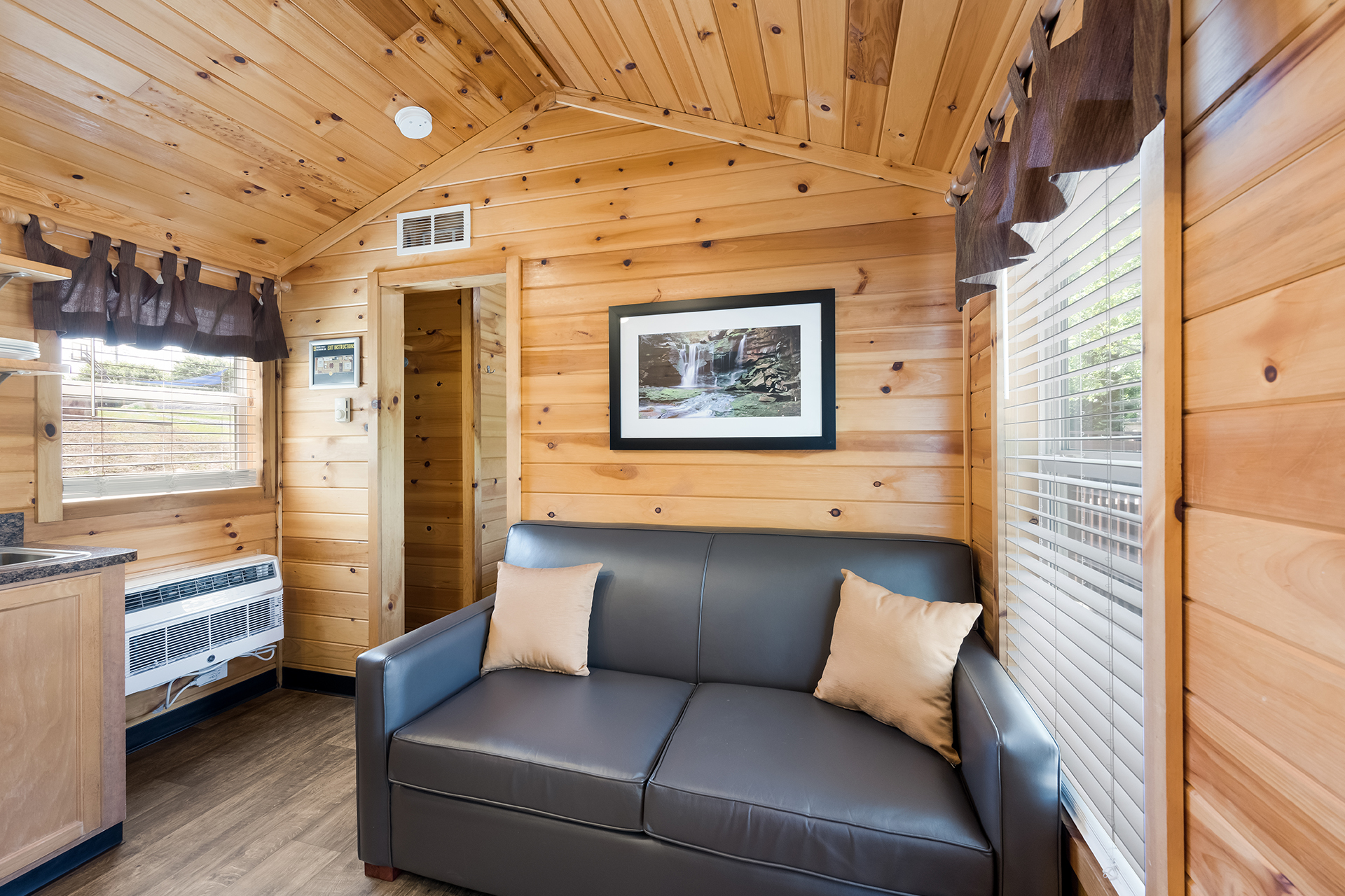 DC7_Deluxe Cabin, 2RM with Patio Near Rec (Full Bath & Half Bath) – Sleeps 6