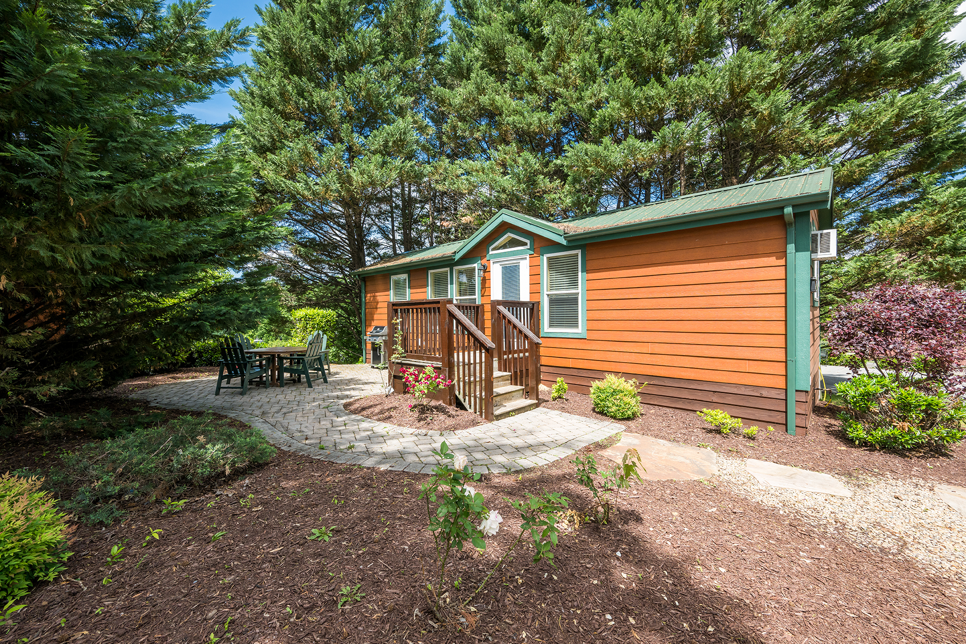 DC5_Deluxe Cabin, 2RM with KOA Patio® Near Pool & Rec (Full Bath with Tub & Shower) – Sleeps 6