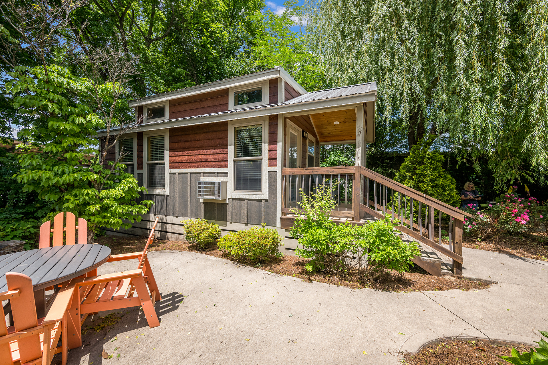 DC306_Deluxe Cabin, 1RM with KOA Patio® (Full Bath with Tub & Shower) – Sleeps 4