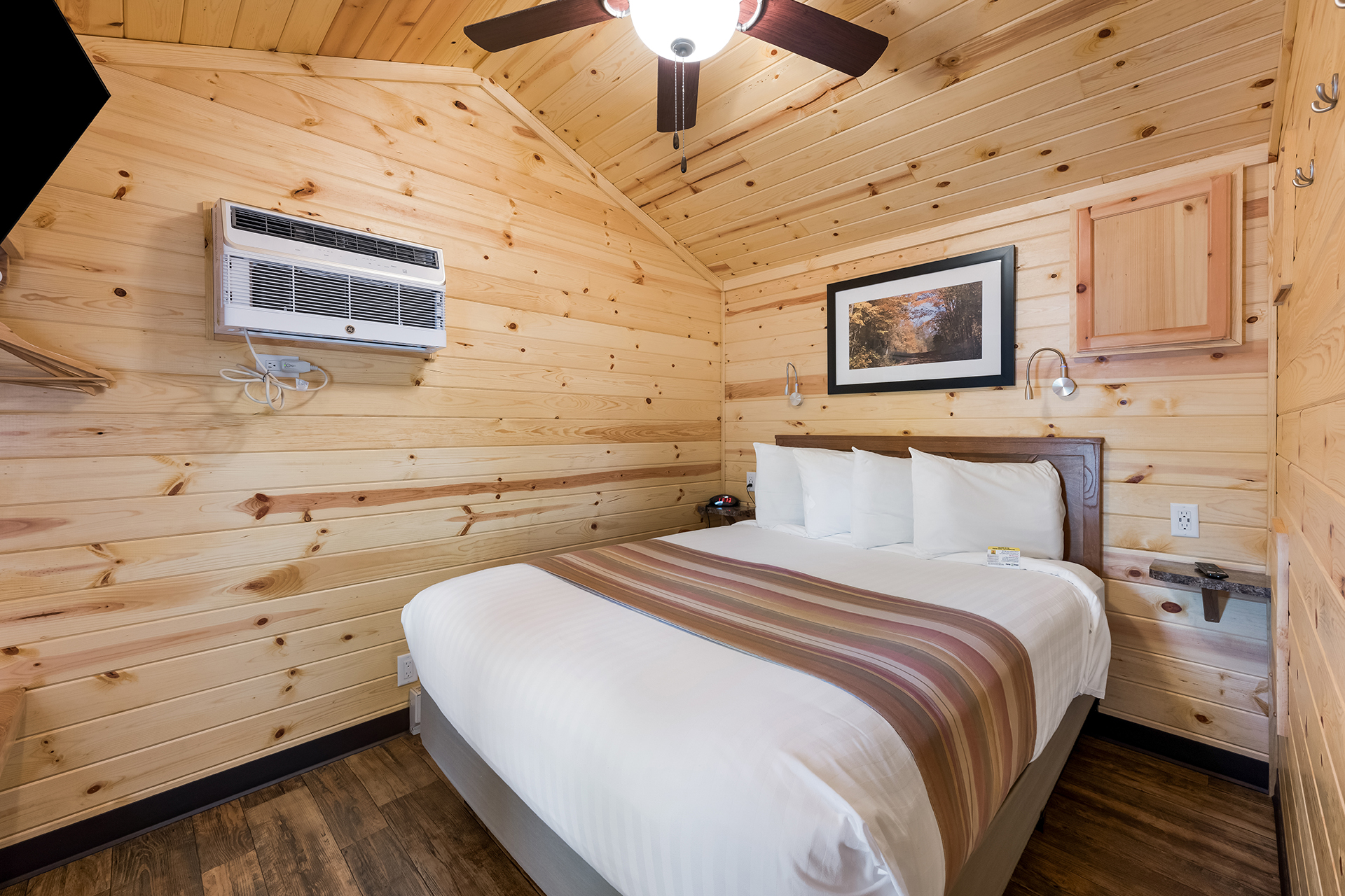 DC11_Deluxe Cabin, 2RM Near Rec (Full Bath with Tub & Shower) - Sleeps 8