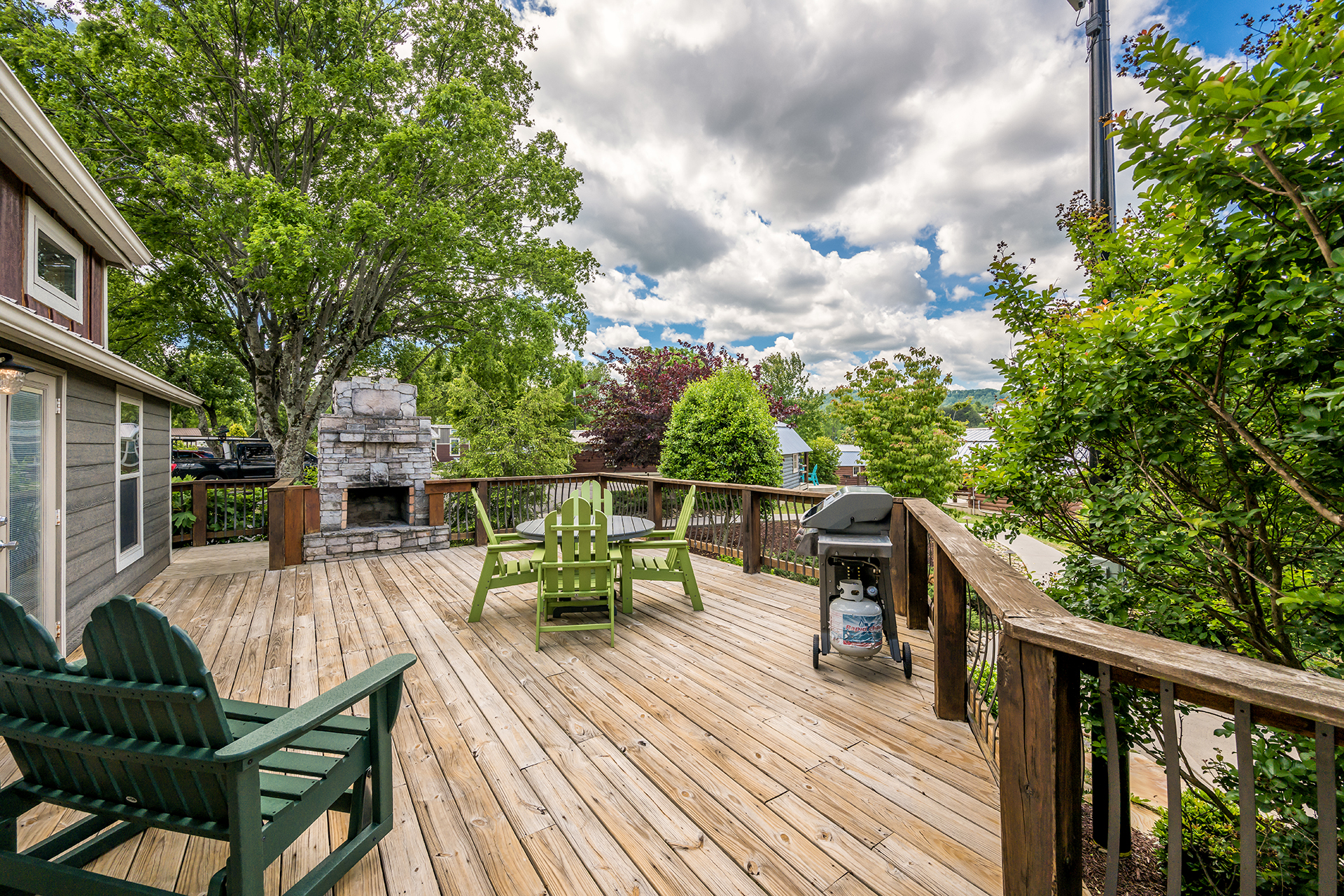 DC301_Deluxe Cabin, 1RM with KOA Patio®, Accessible (Full Bath with Shower) – Sleeps 4