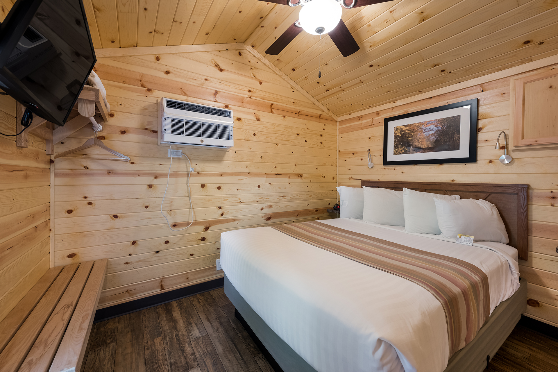 DC314_Deluxe Cabin, 2RM with KOA Patio® (Full Bath & Half Bath) – Sleeps 8