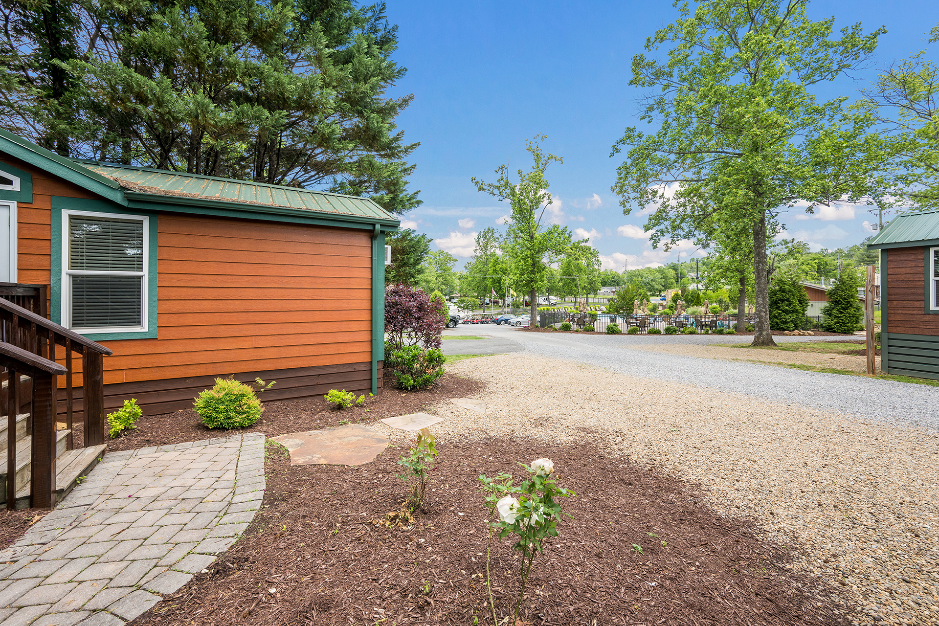 DC5_Deluxe Cabin, 2RM with KOA Patio® Near Pool & Rec (Full Bath with Tub & Shower) – Sleeps 6