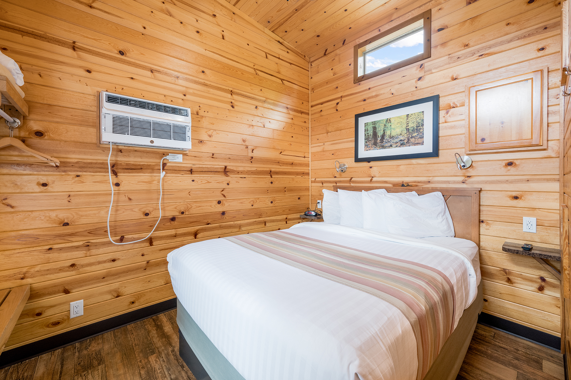 DC312_Deluxe Cabin, 2RM with KOA Patio® (Full Bath & Half Bath) – Sleeps 6