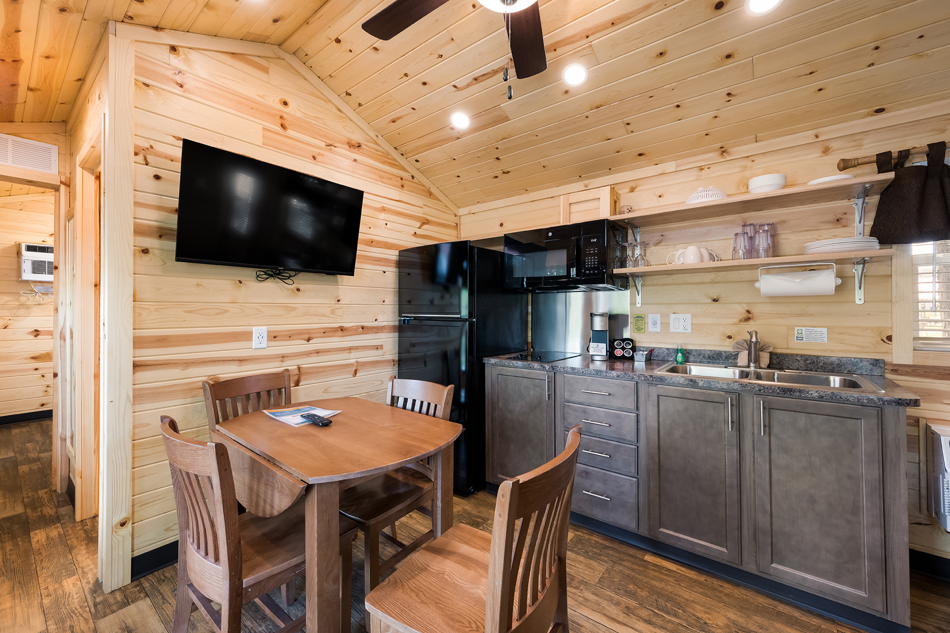DC11_Deluxe Cabin, 2RM Near Rec (Full Bath with Tub & Shower) - Sleeps 8