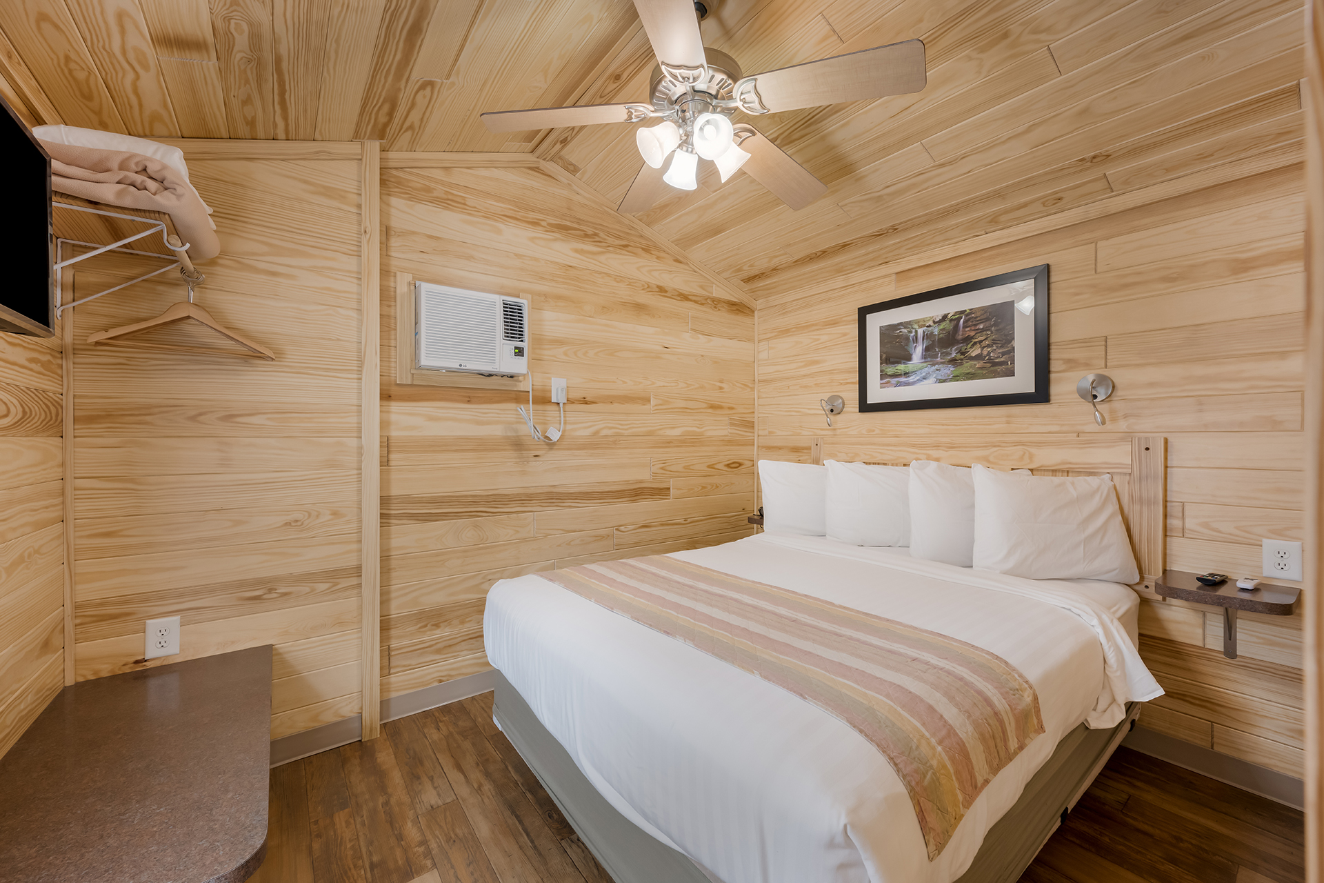DC5_Deluxe Cabin, 2RM with KOA Patio® Near Pool & Rec (Full Bath with Tub & Shower) – Sleeps 6