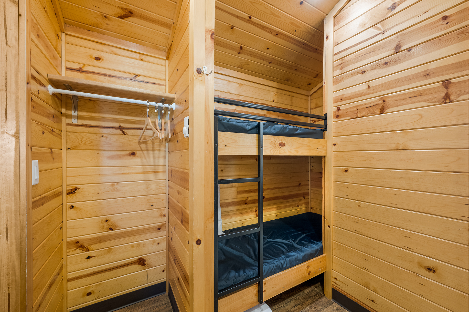 DC314_Deluxe Cabin, 2RM with KOA Patio® (Full Bath & Half Bath) – Sleeps 8