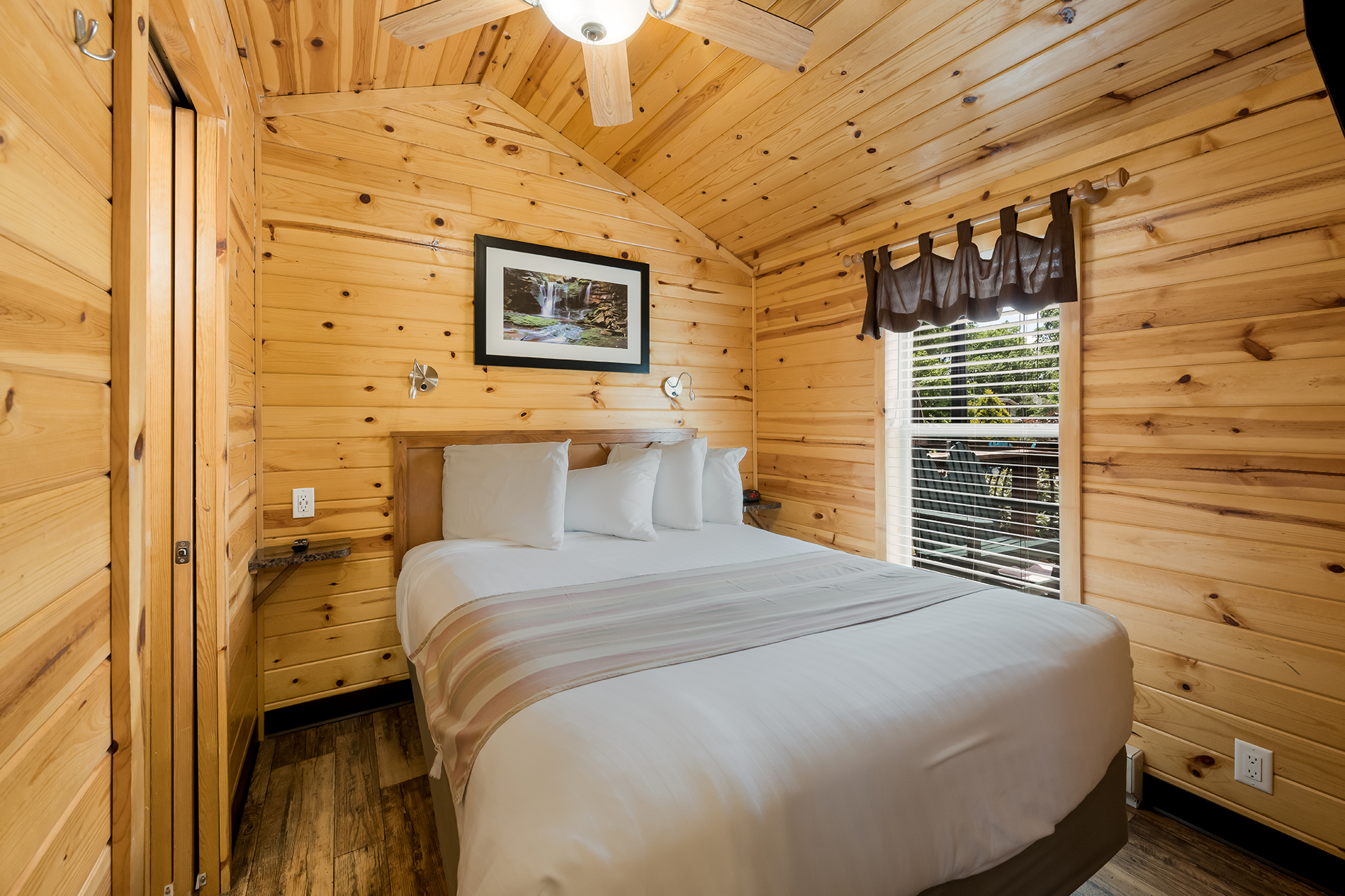 DC312_Deluxe Cabin, 2RM with KOA Patio® (Full Bath & Half Bath) – Sleeps 6