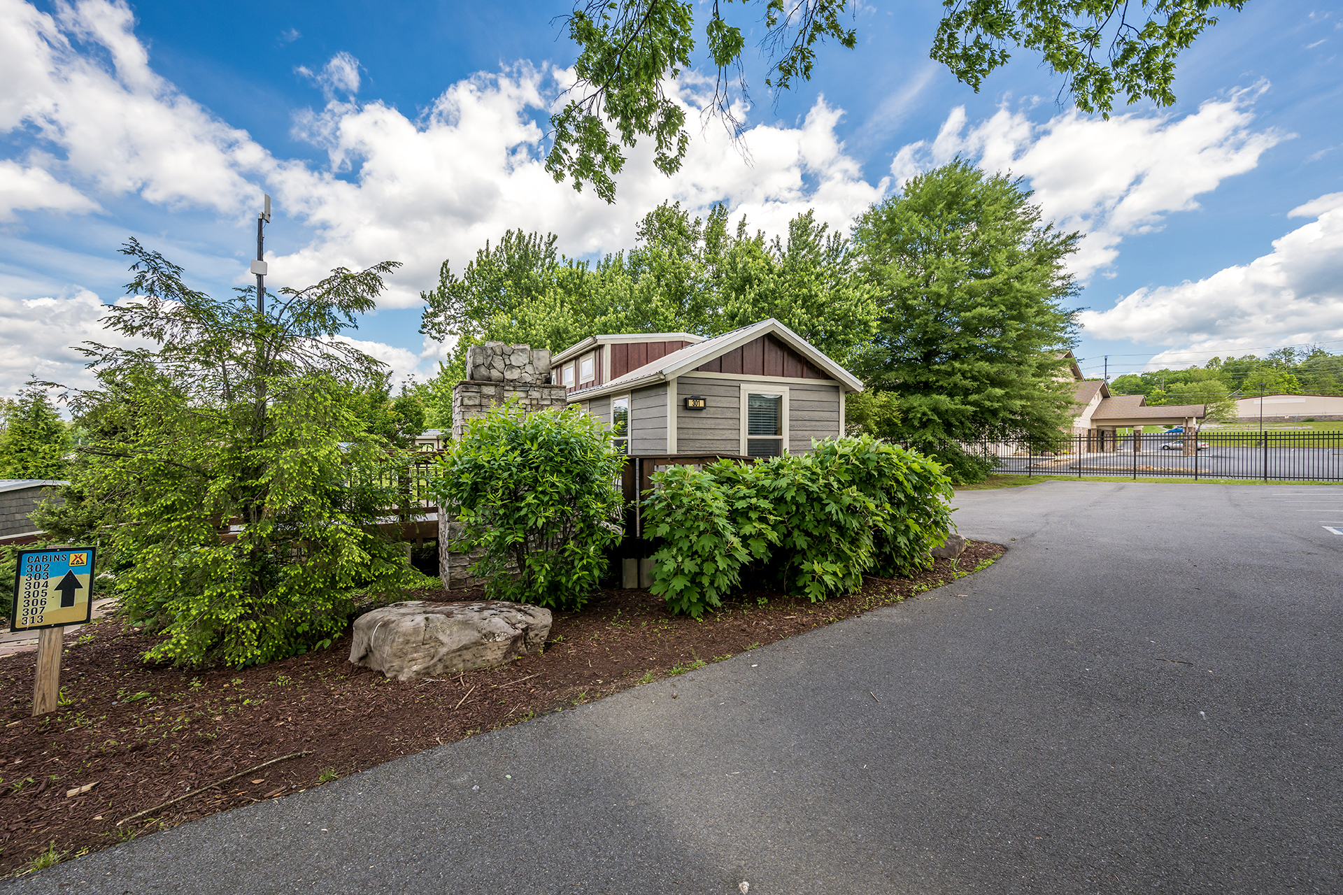 DC301_Deluxe Cabin, 1RM with KOA Patio®, Accessible (Full Bath with Shower) – Sleeps 4