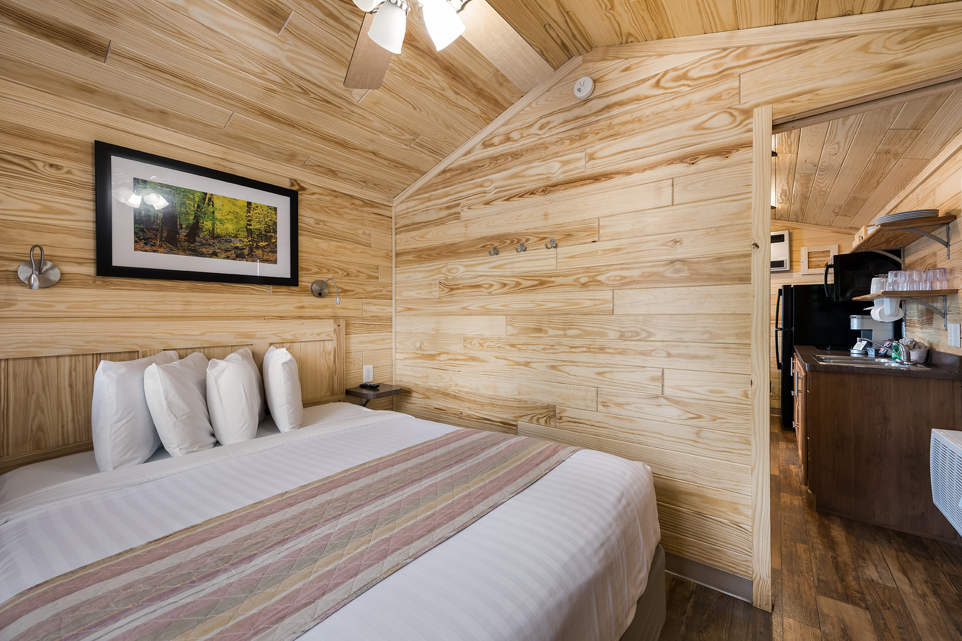 DC5_Deluxe Cabin, 2RM with KOA Patio® Near Pool & Rec (Full Bath with Tub & Shower) – Sleeps 6