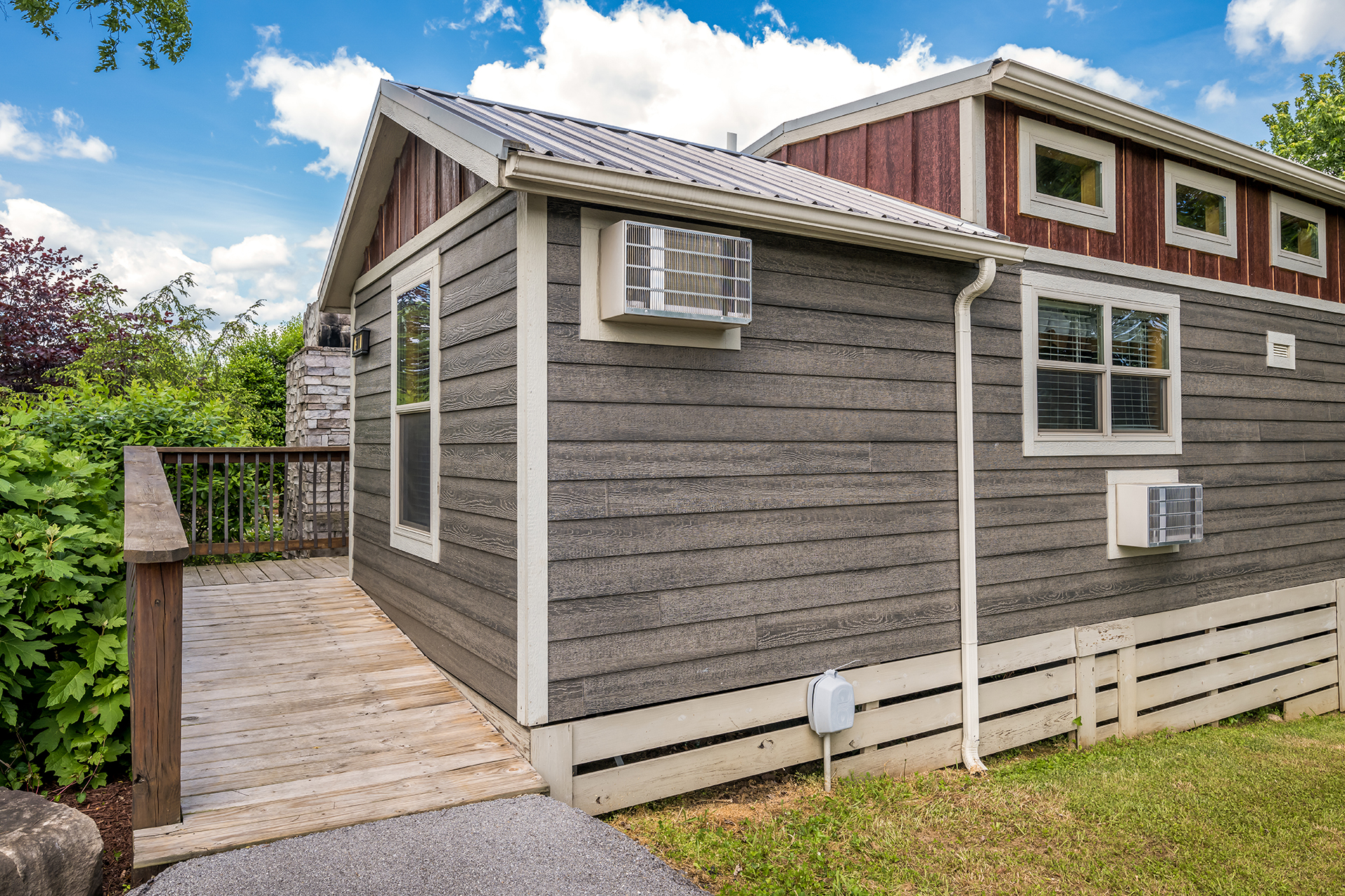DC301_Deluxe Cabin, 1RM with KOA Patio®, Accessible (Full Bath with Shower) – Sleeps 4