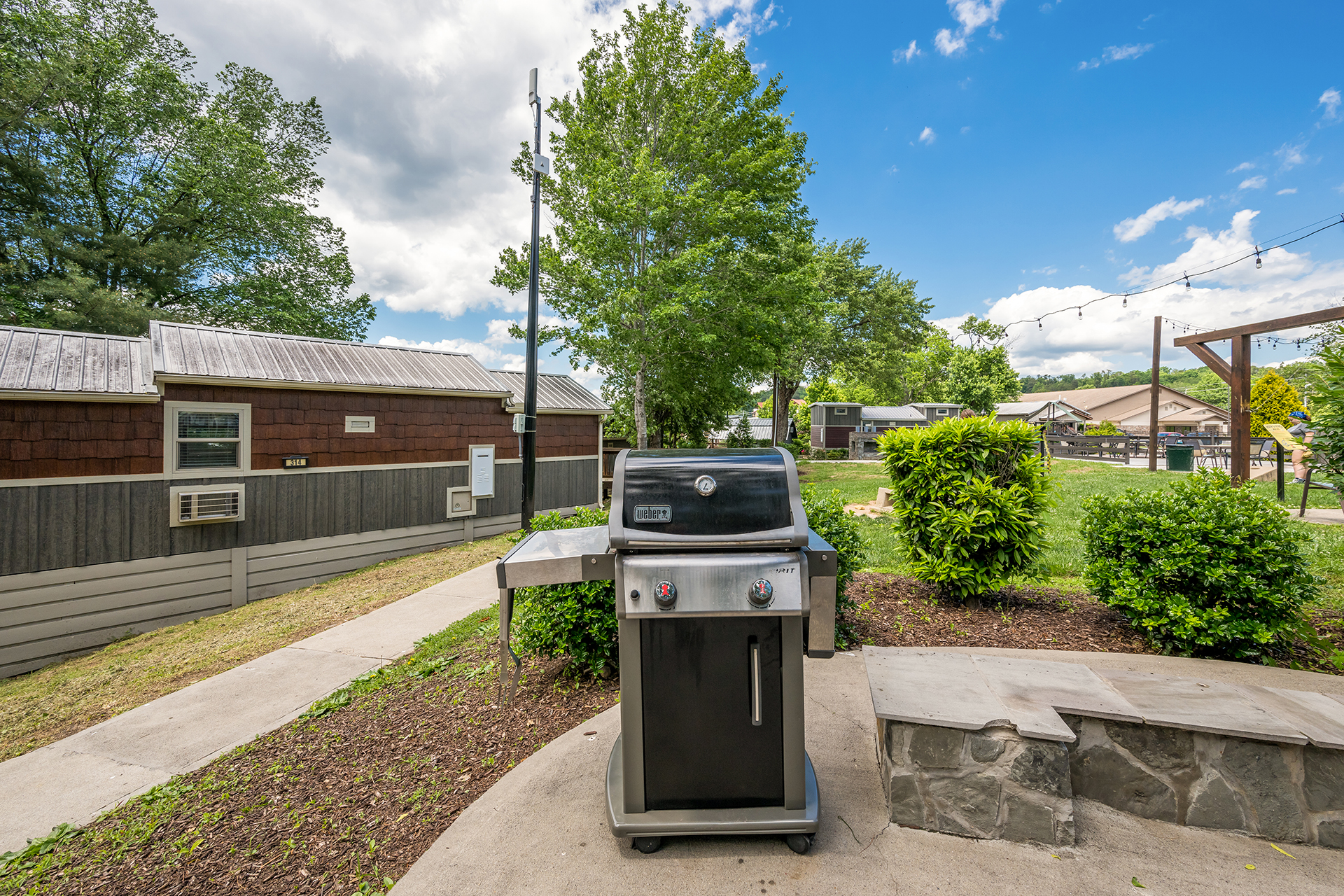 DC322_Deluxe Cabin, 2RM with KOA Patio® (Full Bath & Half Bath) – Sleeps 8