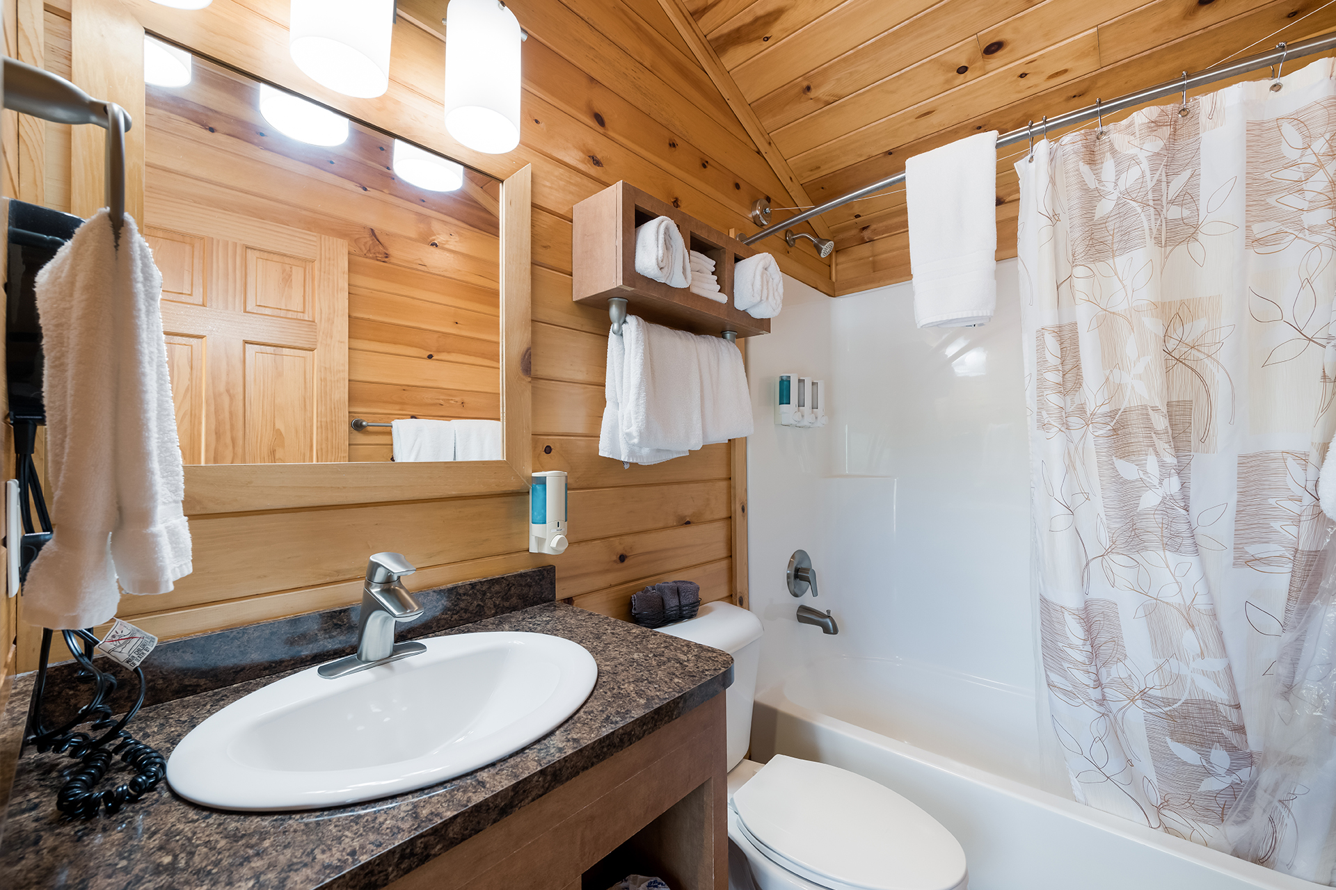 DC7_Deluxe Cabin, 2RM with Patio Near Rec (Full Bath & Half Bath) – Sleeps 6