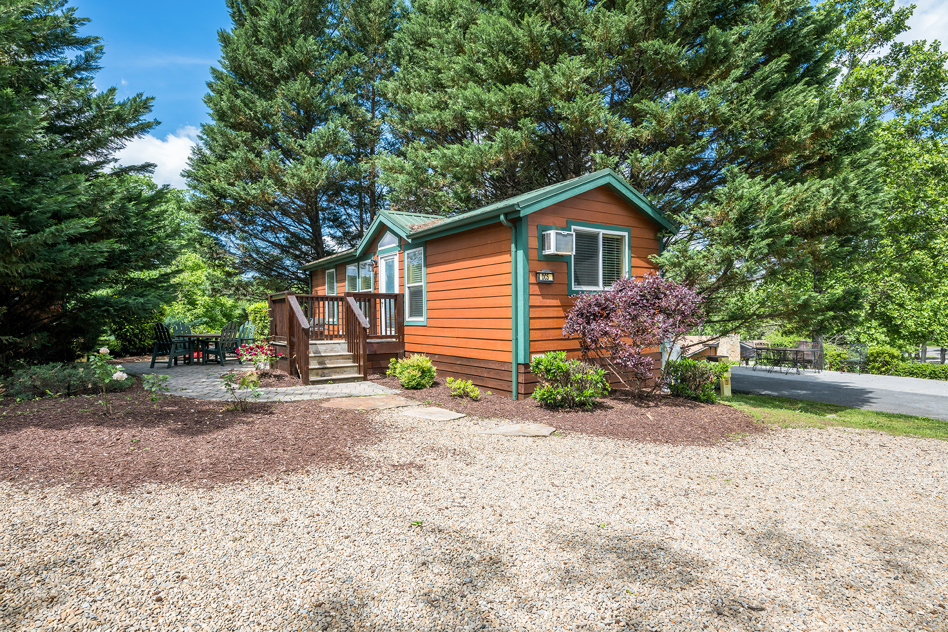 DC5_Deluxe Cabin, 2RM with KOA Patio® Near Pool & Rec (Full Bath with Tub & Shower) – Sleeps 6