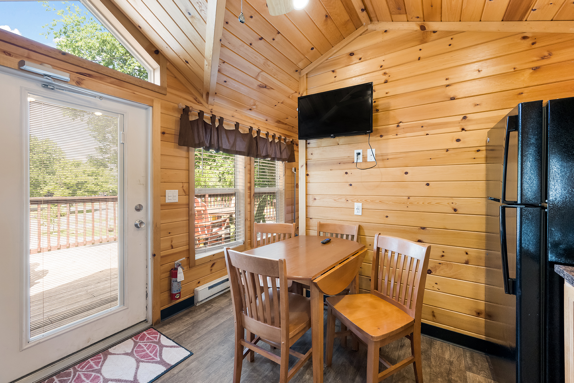 DC7_Deluxe Cabin, 2RM with Patio Near Rec (Full Bath & Half Bath) – Sleeps 6