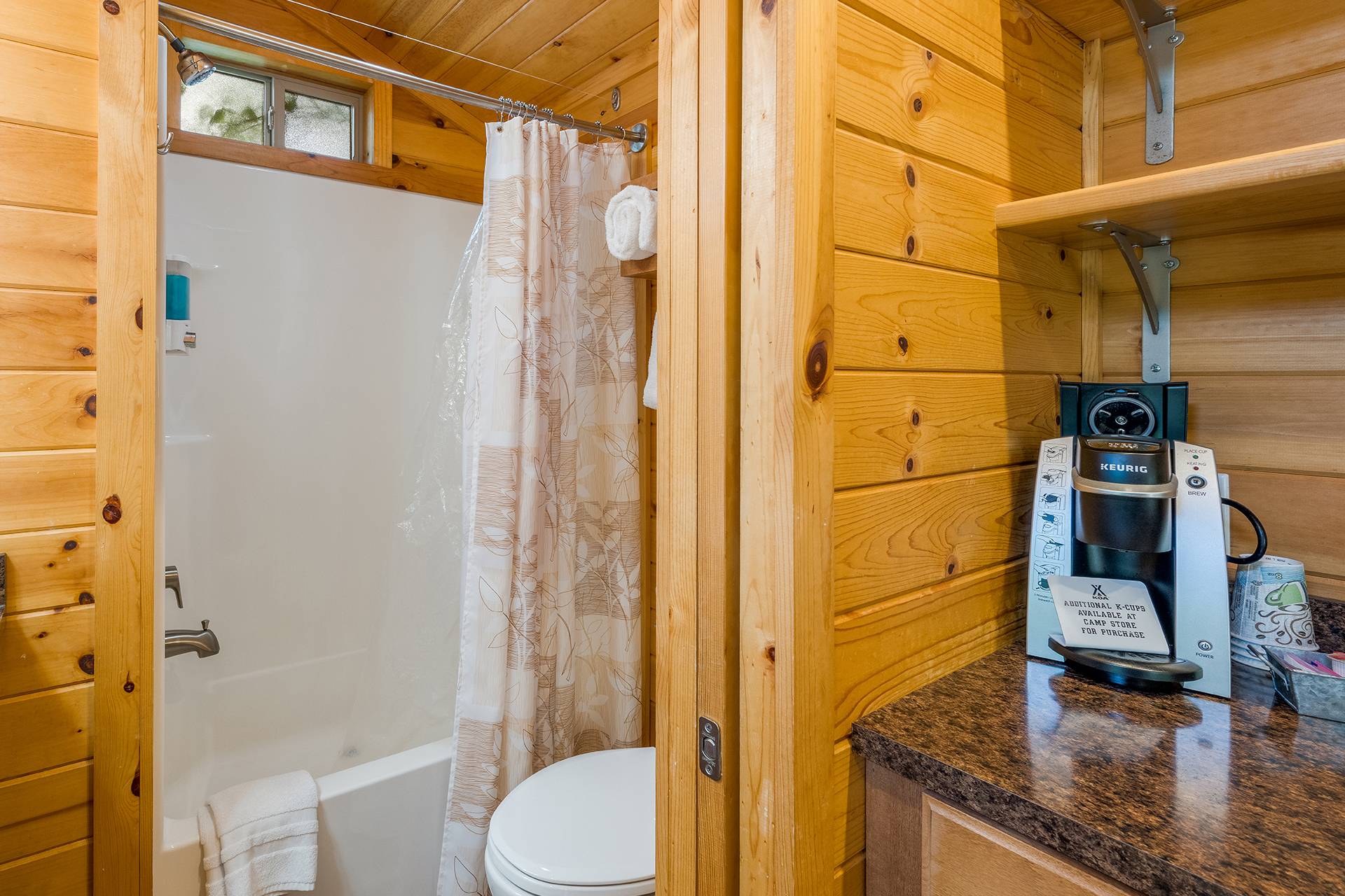 DC306_Deluxe Cabin, 1RM with KOA Patio® (Full Bath with Tub & Shower) – Sleeps 4