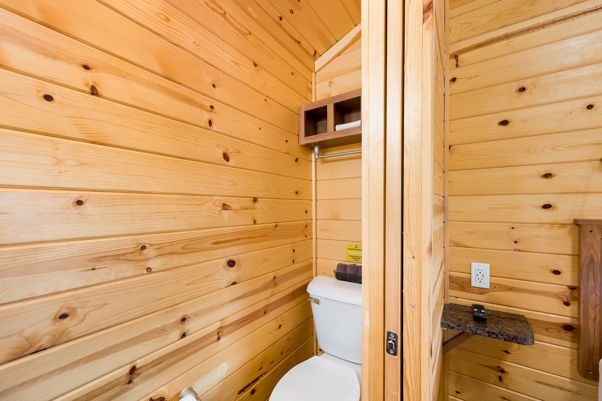 DC312_Deluxe Cabin, 2RM with KOA Patio® (Full Bath & Half Bath) – Sleeps 6