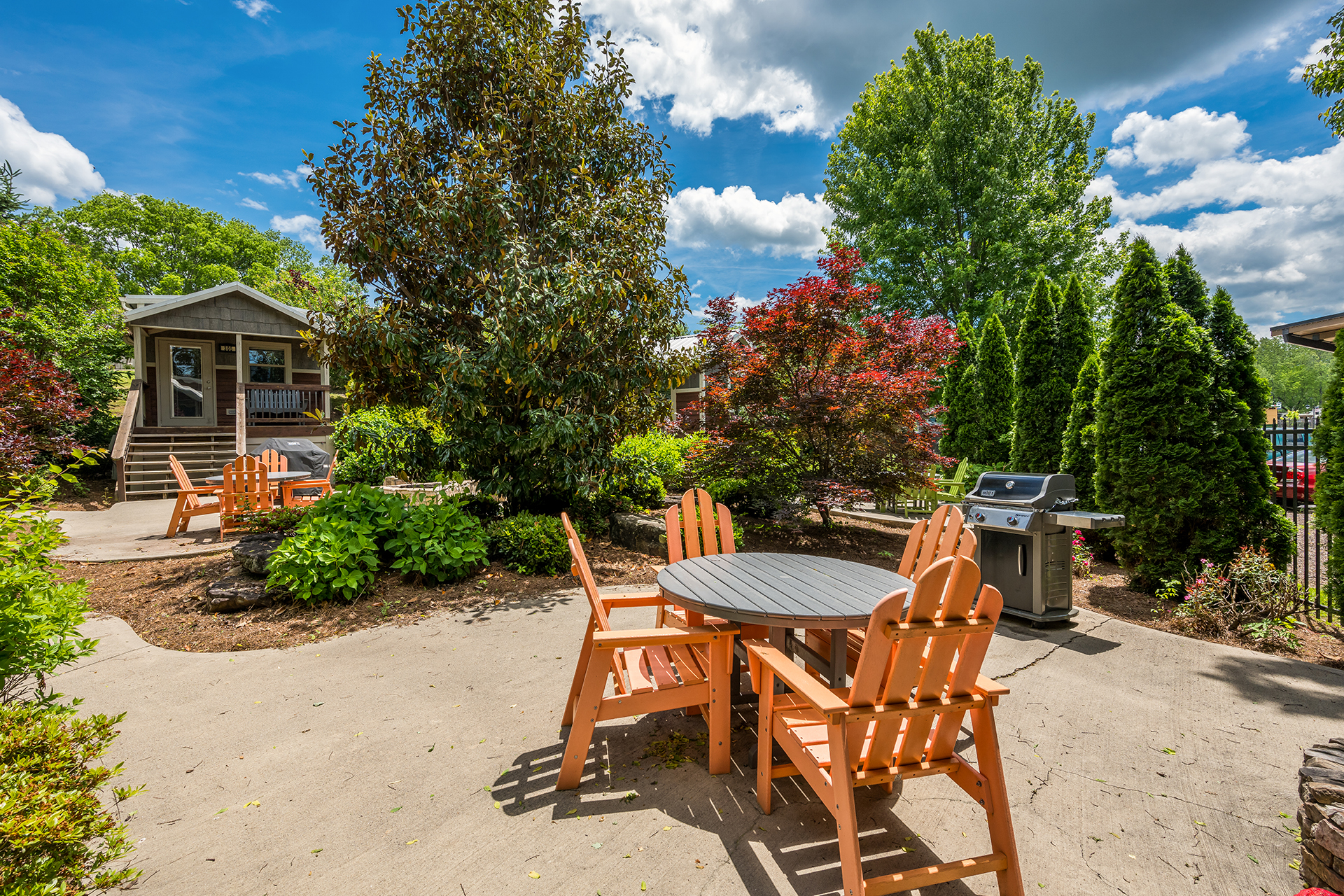 DC306_Deluxe Cabin, 1RM with KOA Patio® (Full Bath with Tub & Shower) – Sleeps 4