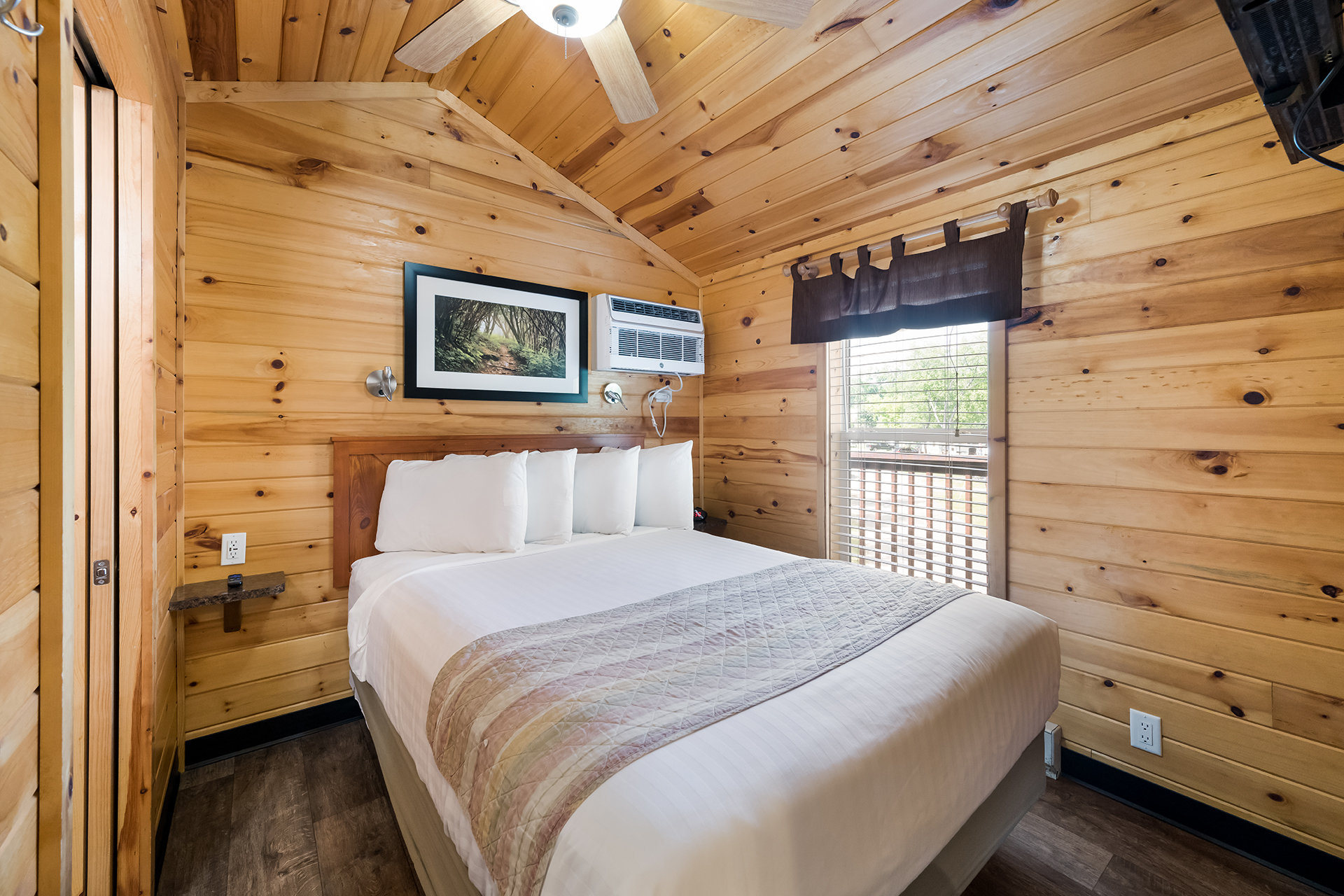 DC7_Deluxe Cabin, 2RM with Patio Near Rec (Full Bath & Half Bath) – Sleeps 6